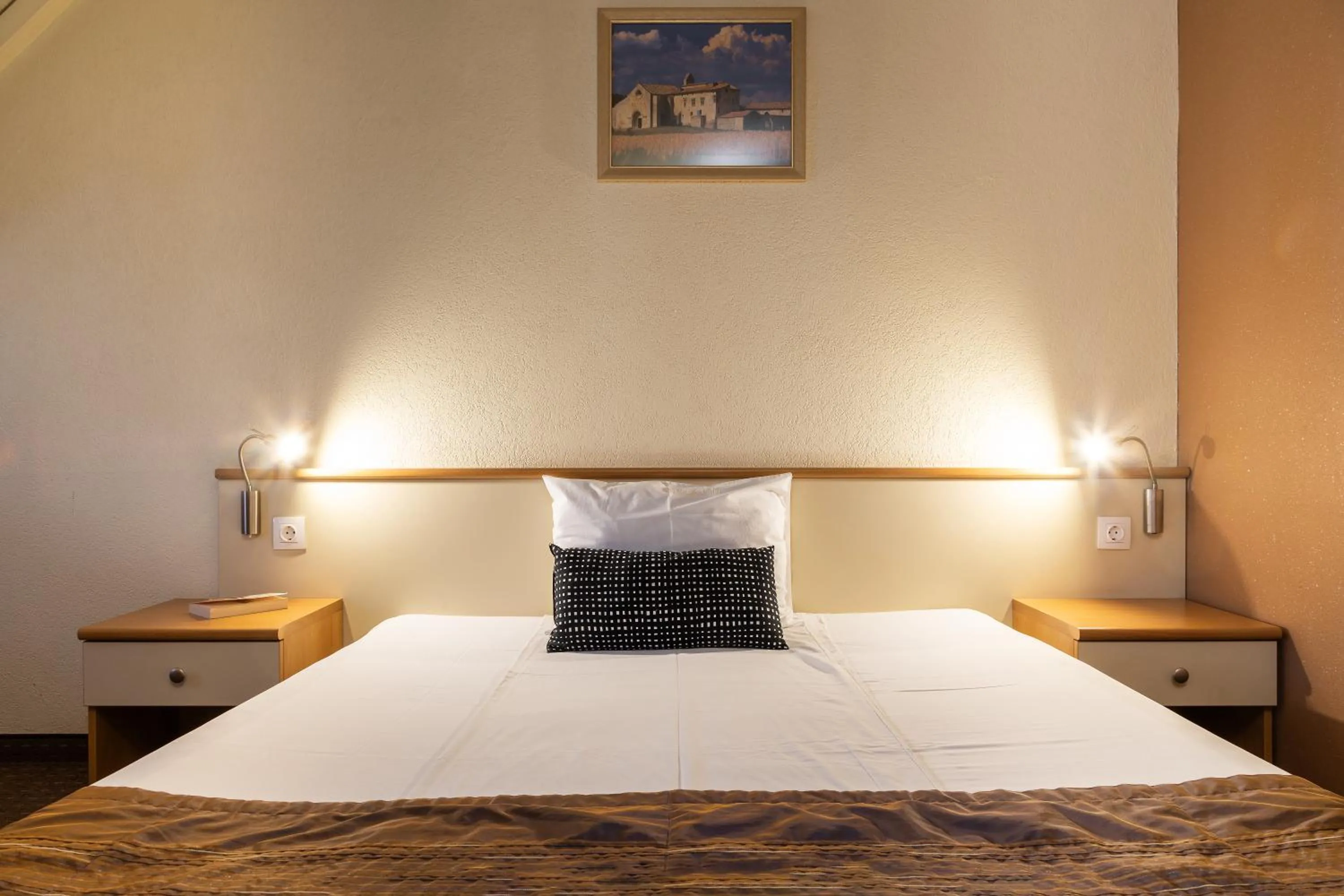 Bed in Hotel Brod - Free Parking