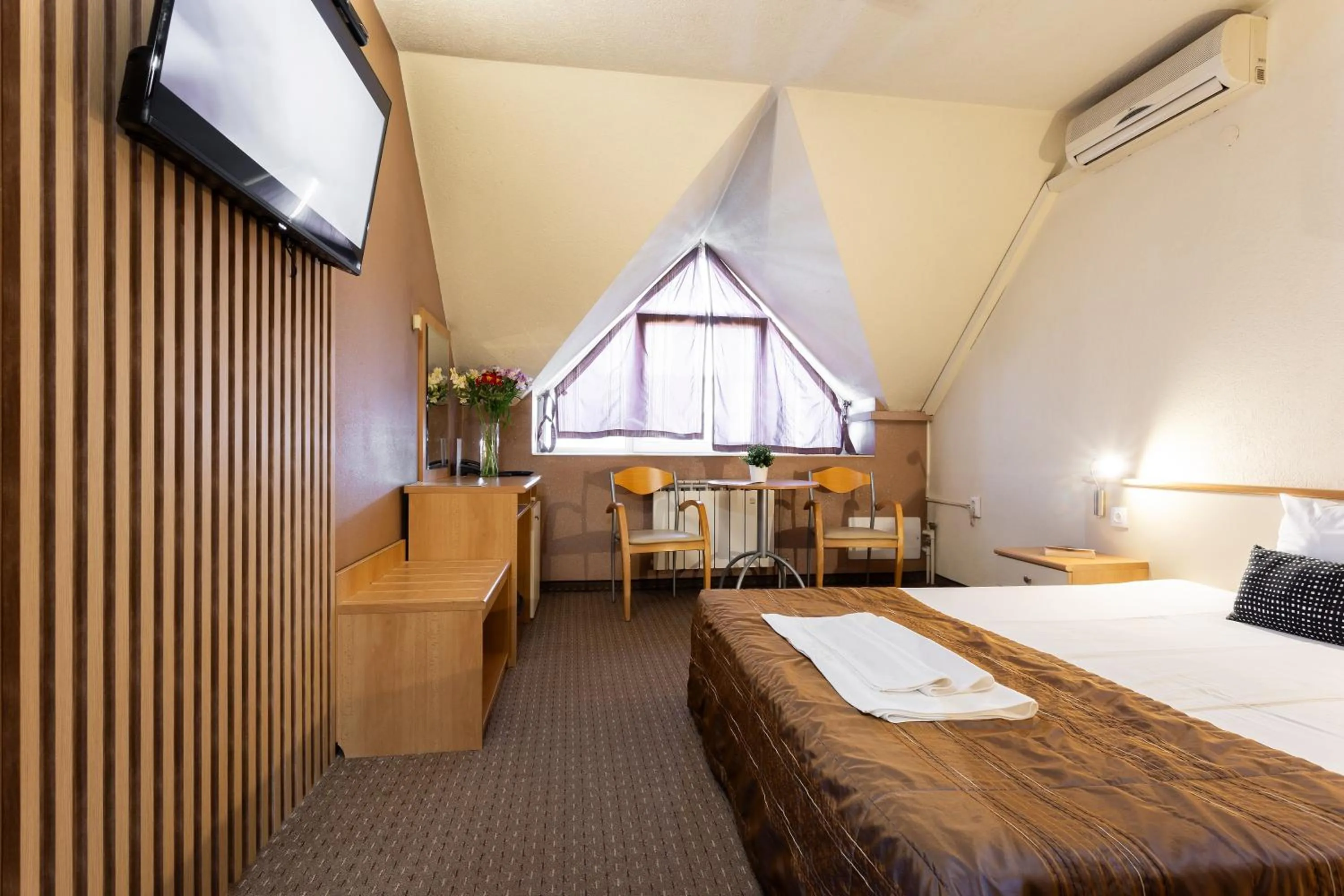 Bed in Hotel Brod - Free Parking