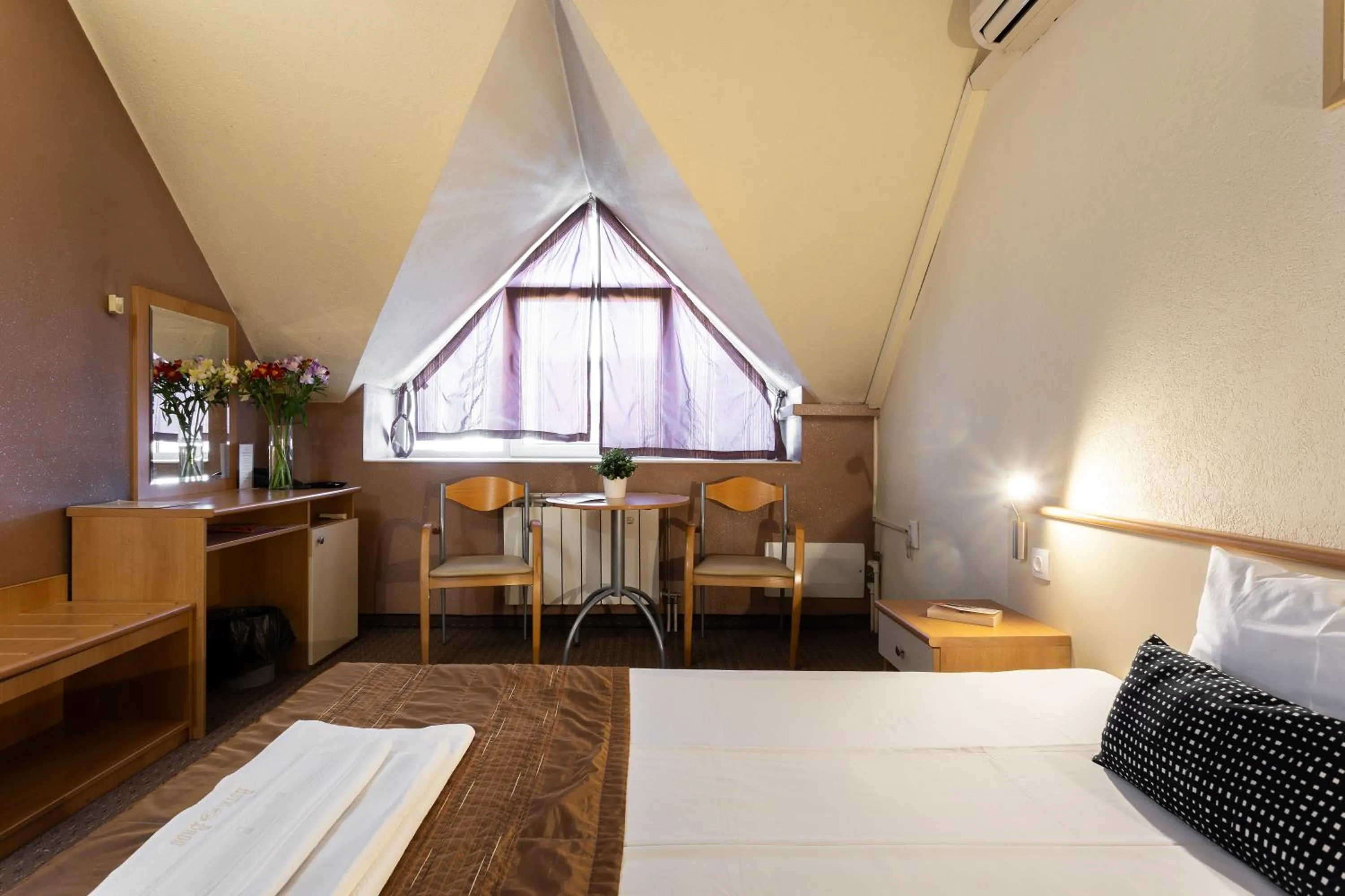 Bed in Hotel Brod - Free Parking