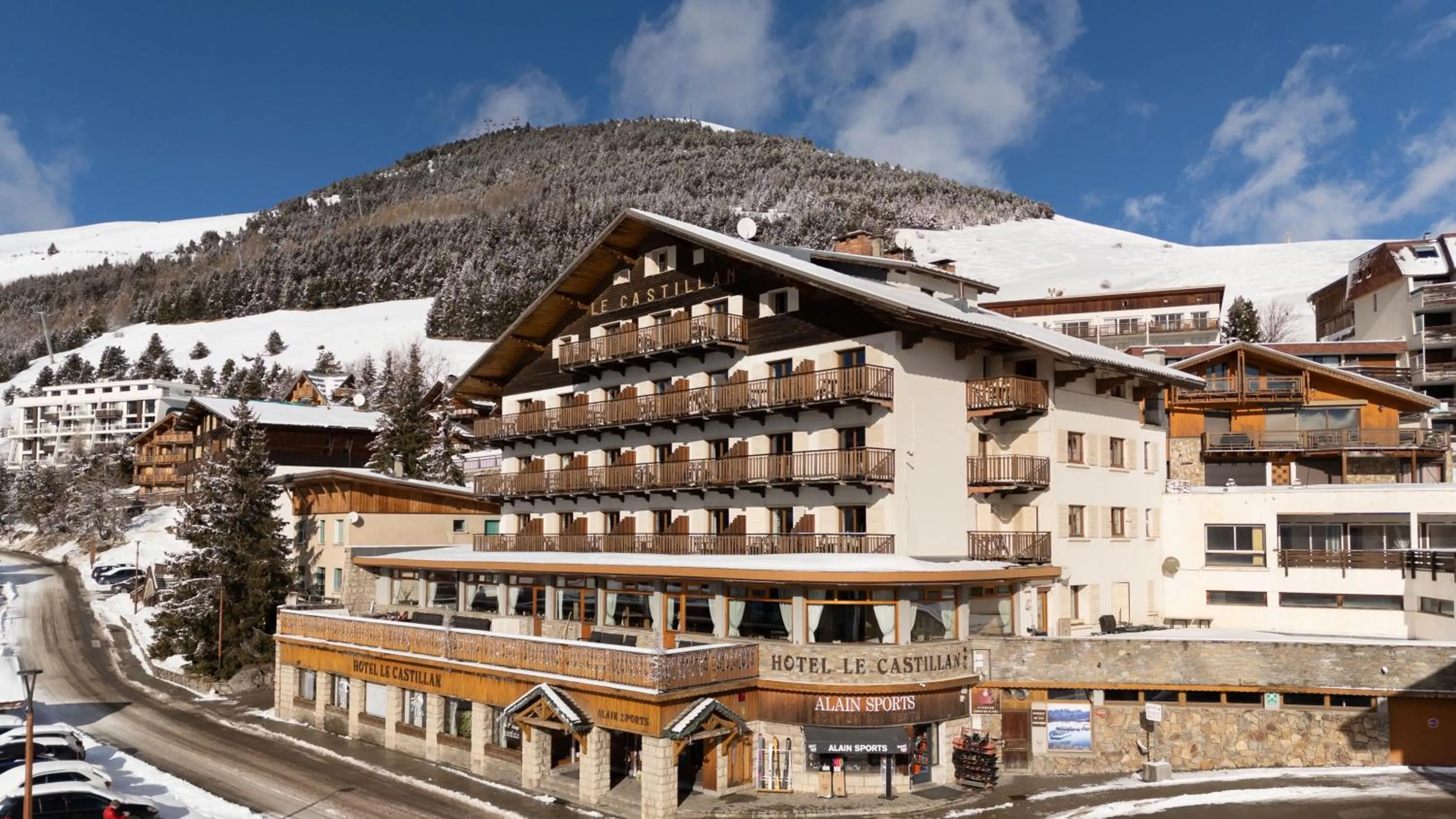 Property building in Le Castillan