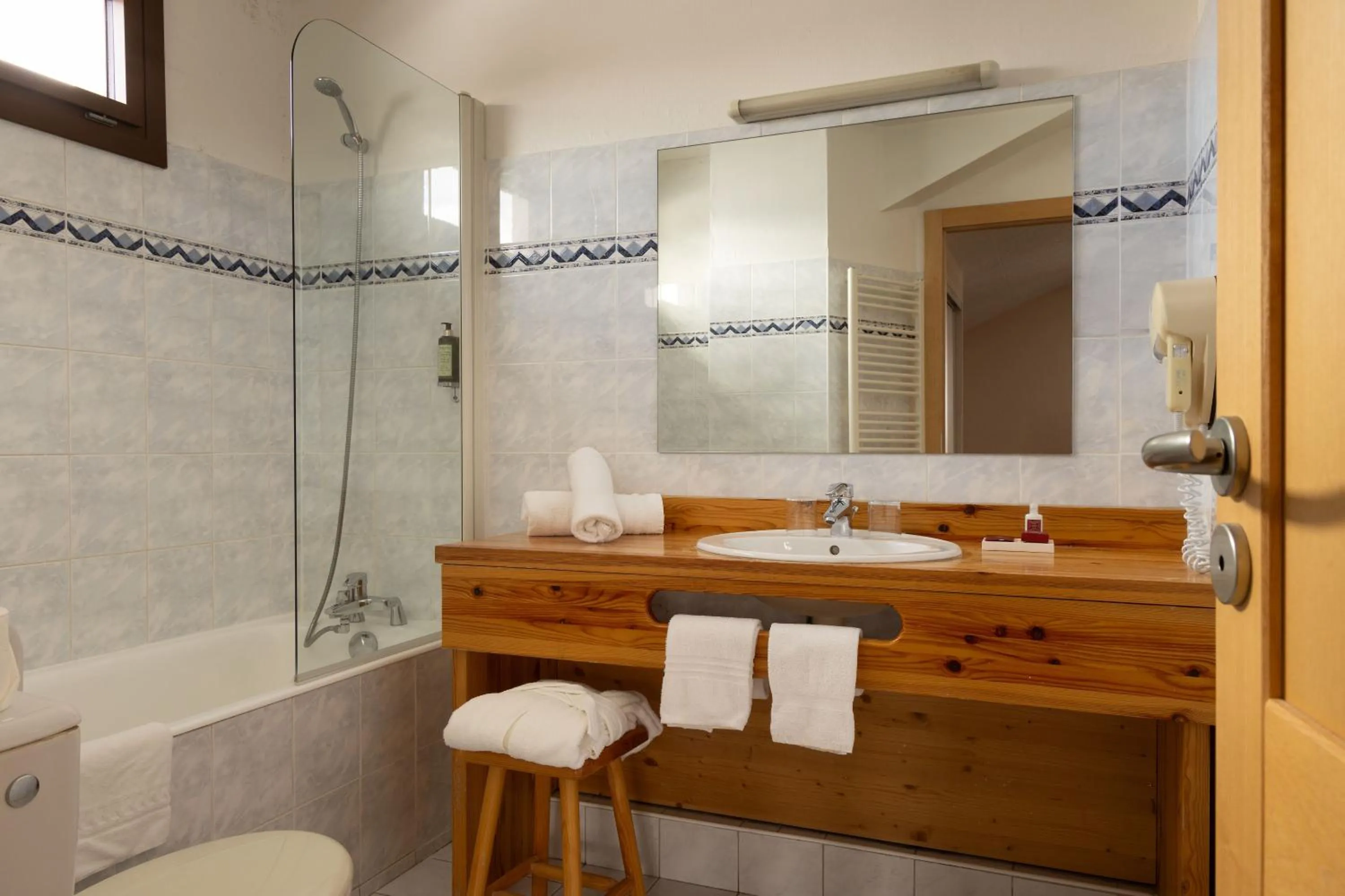 Shower in Le Castillan