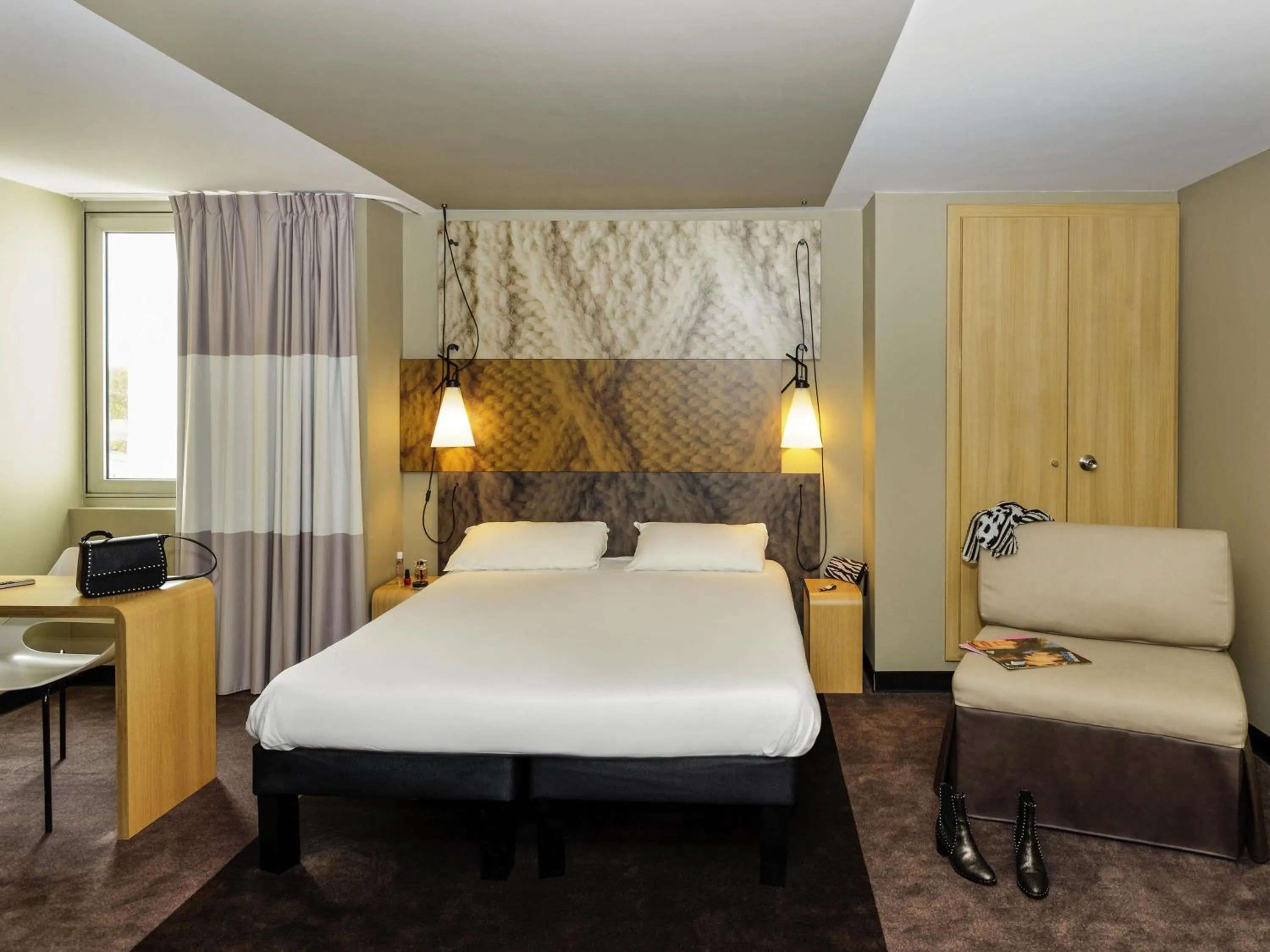 Bedroom, Bed in ibis Longwy Mexy