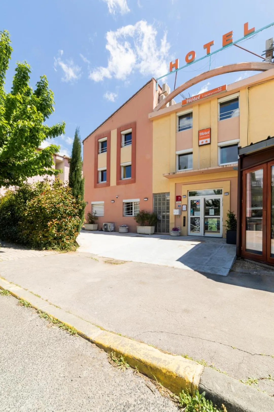 Property building in Hôtel Lapeyronie