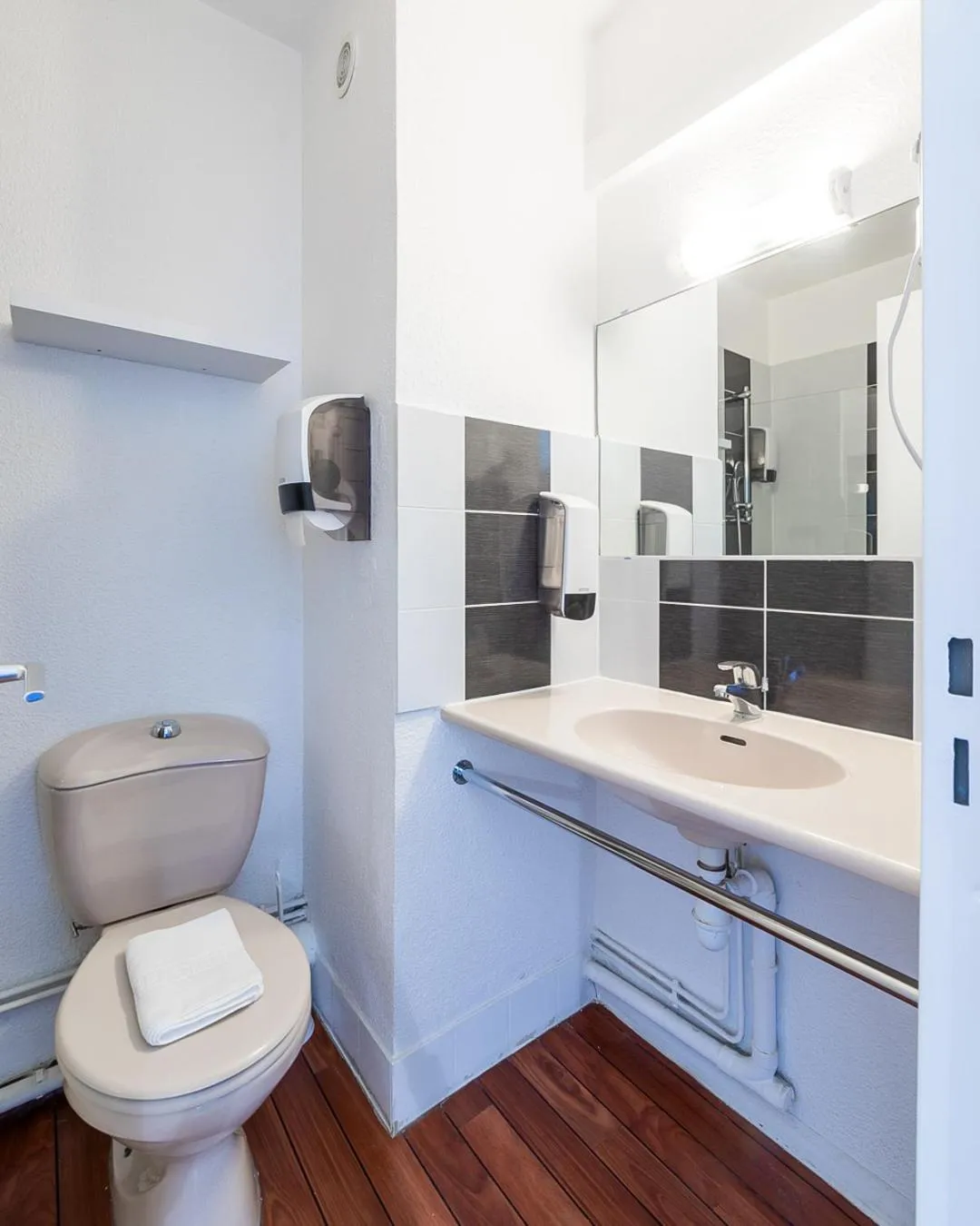 Toilet in Hôtel Lapeyronie