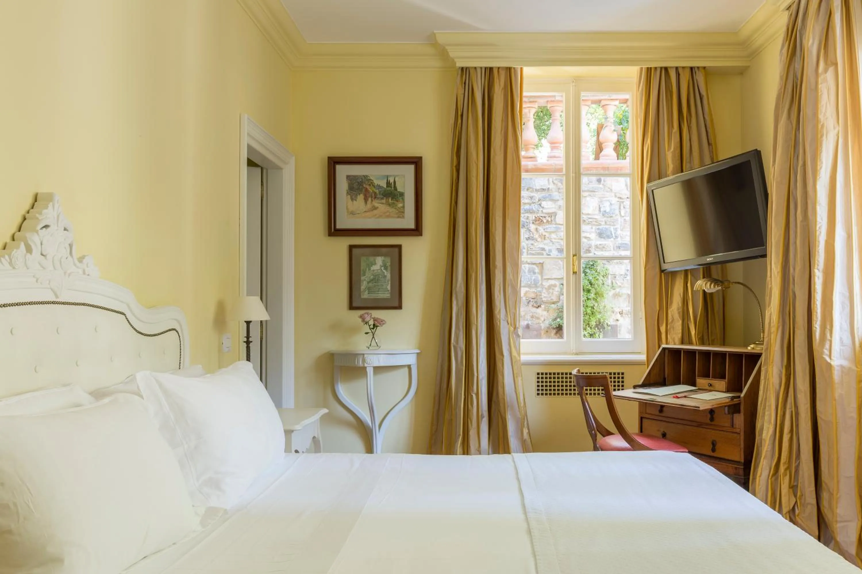 Bed in Villa della Pergola Relais et Chateaux