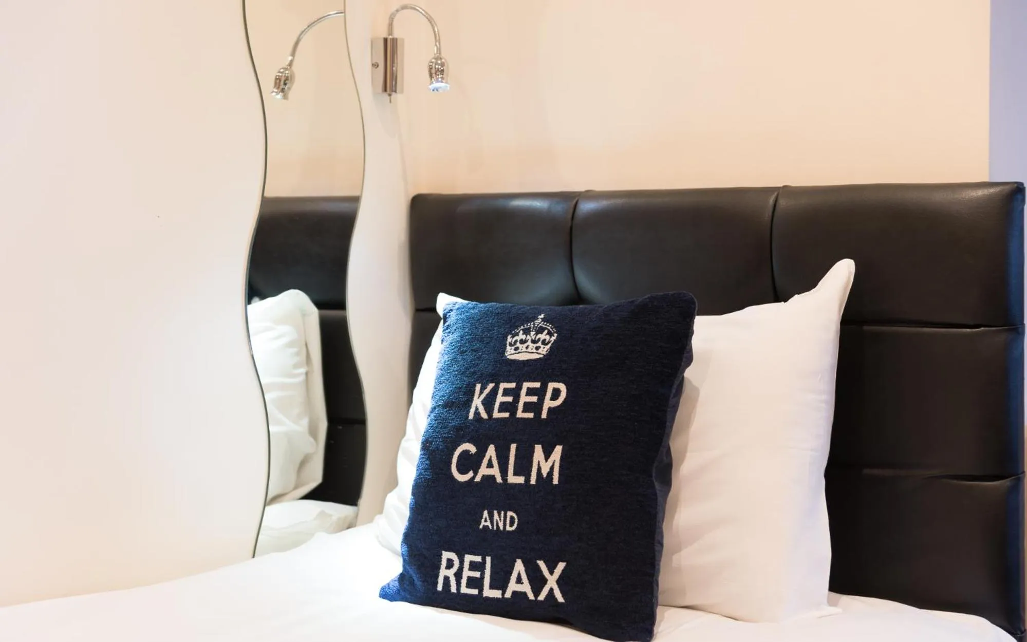 Logo/Certificate/Sign in Saba Hotel London