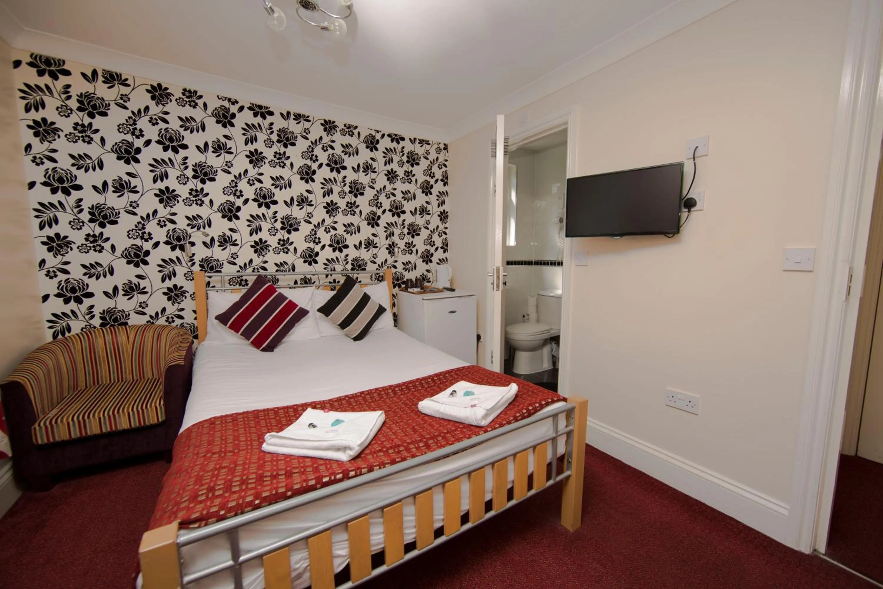 Photo of the whole room, Bed in Saba Hotel London