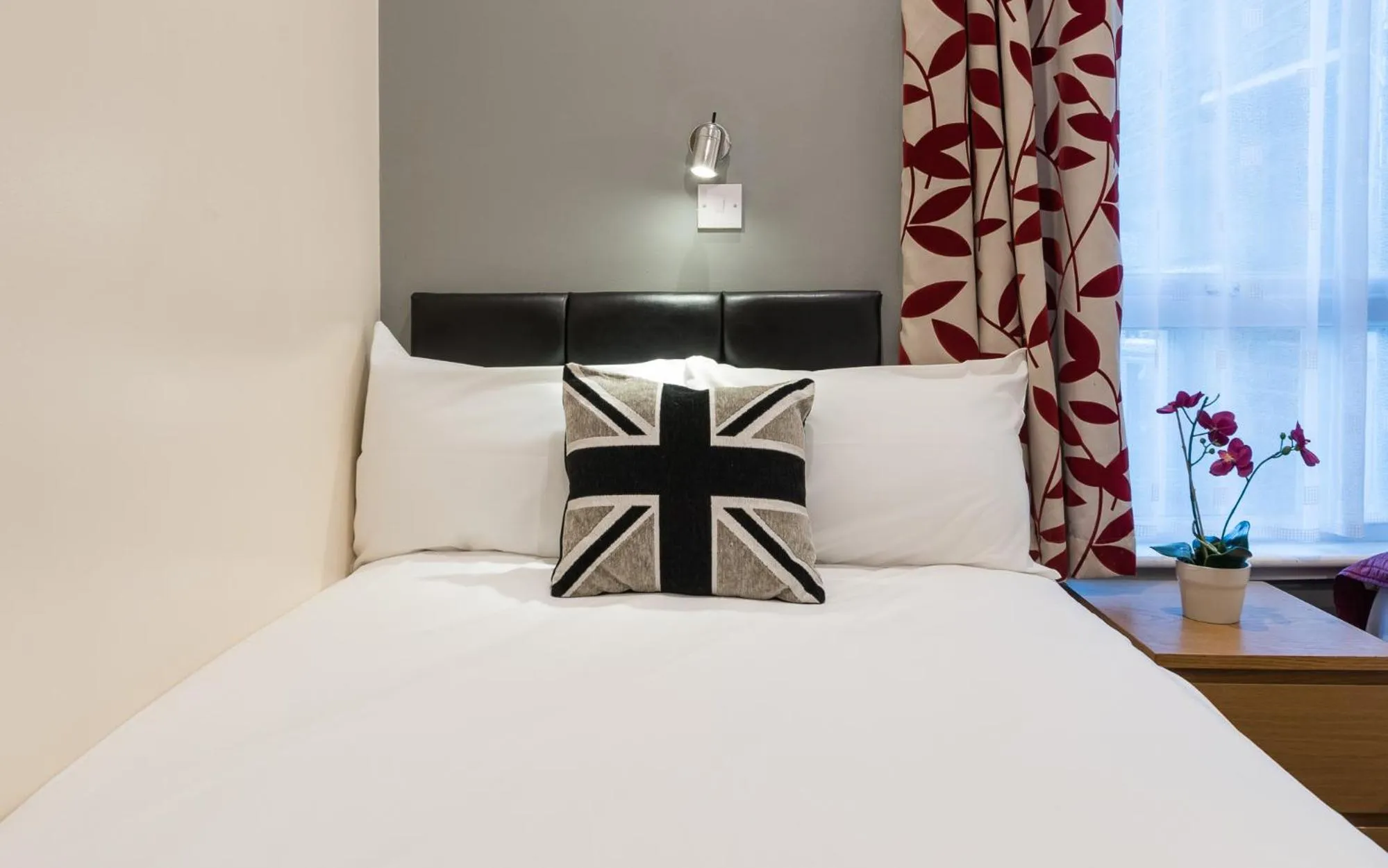 Bed in Saba Hotel London