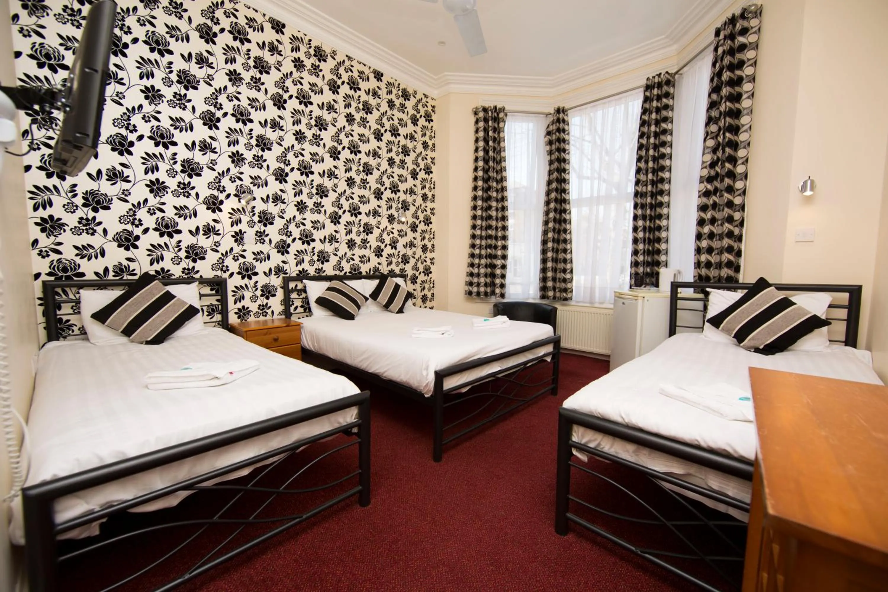 Photo of the whole room, Bed in Saba Hotel London