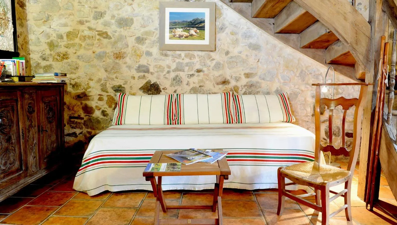 Library, Bed in Chambres d'hôtes Idiartekoborda