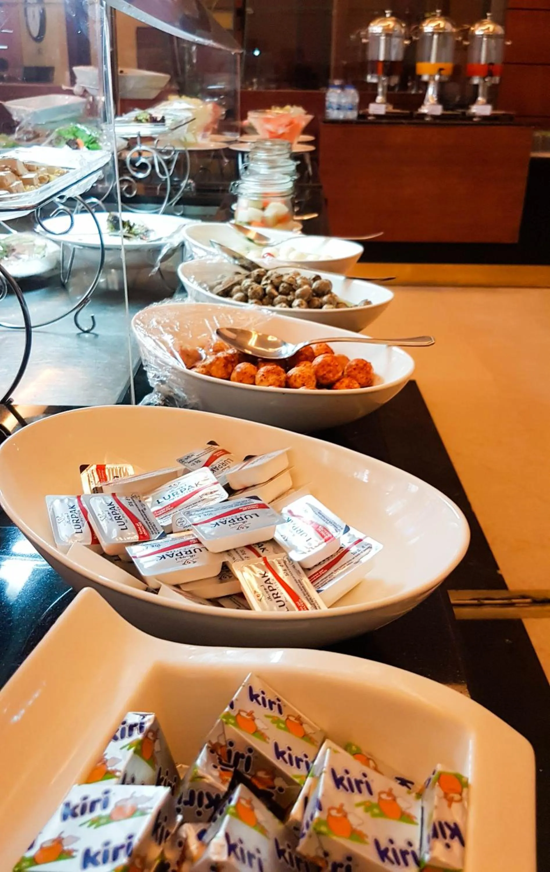 Breakfast in Qaser Al Hamra by Warwick