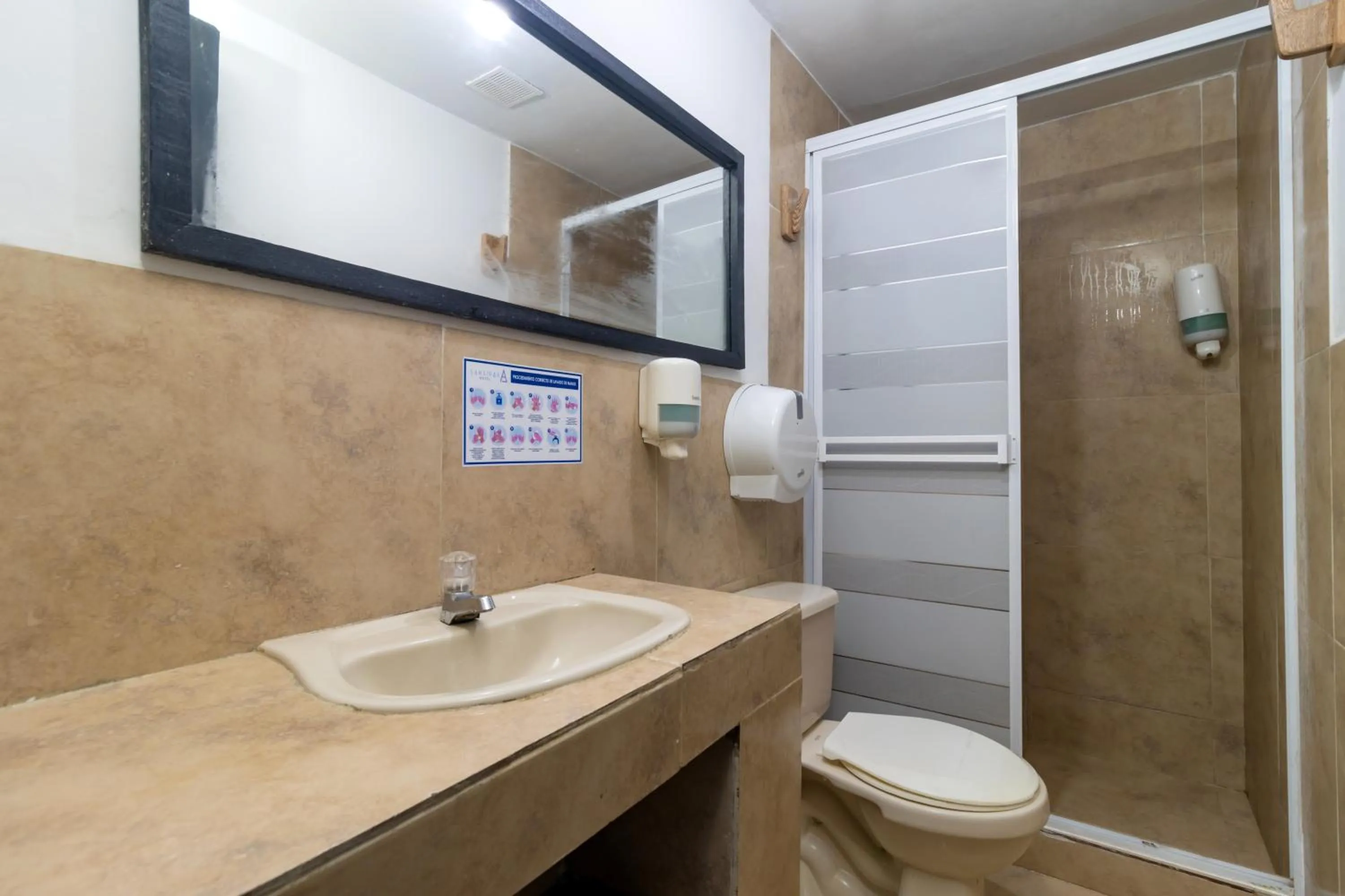 Bathroom in Hotel Sansiraka Suites By GEH Suites