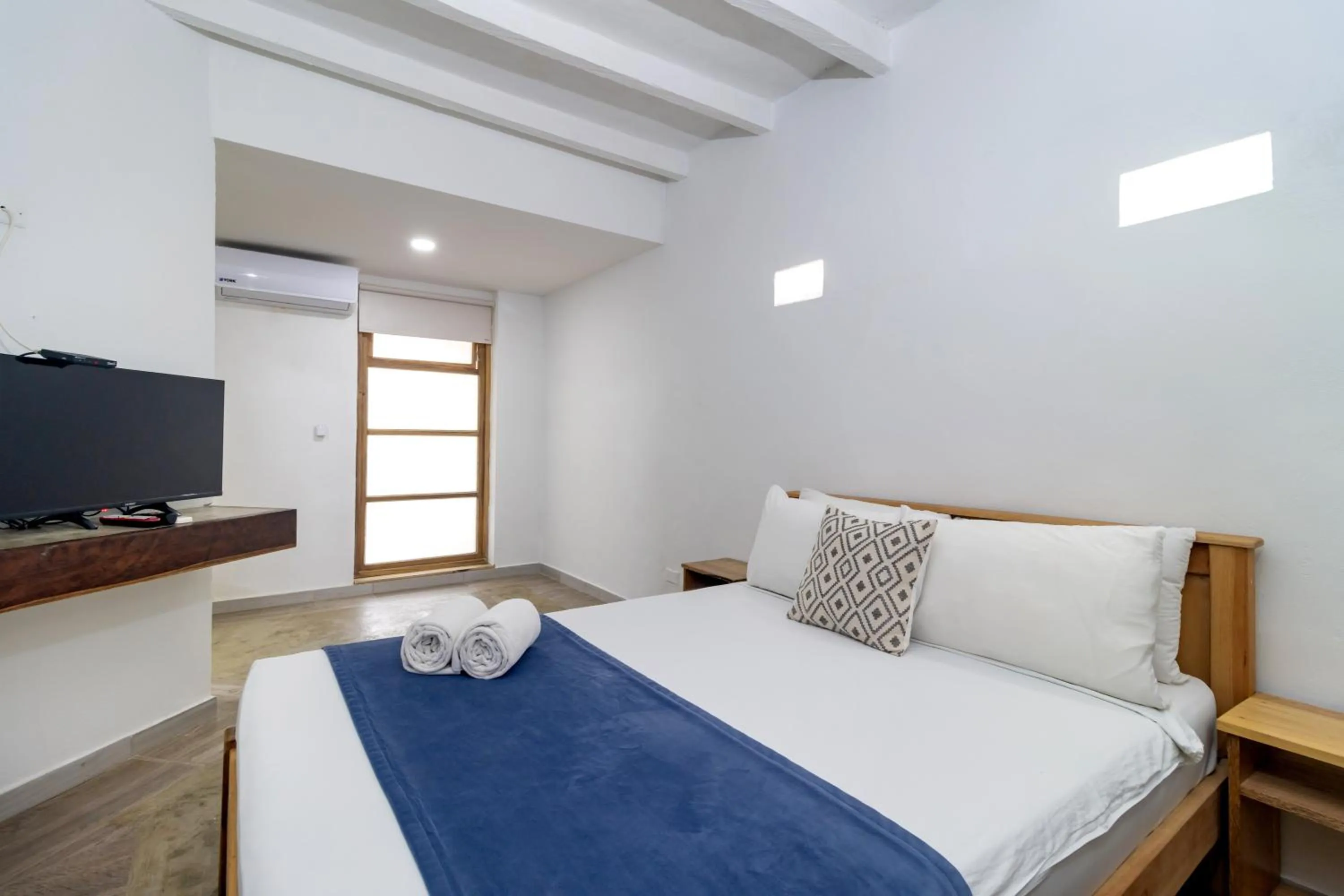Bed in Hotel Sansiraka Suites By GEH Suites