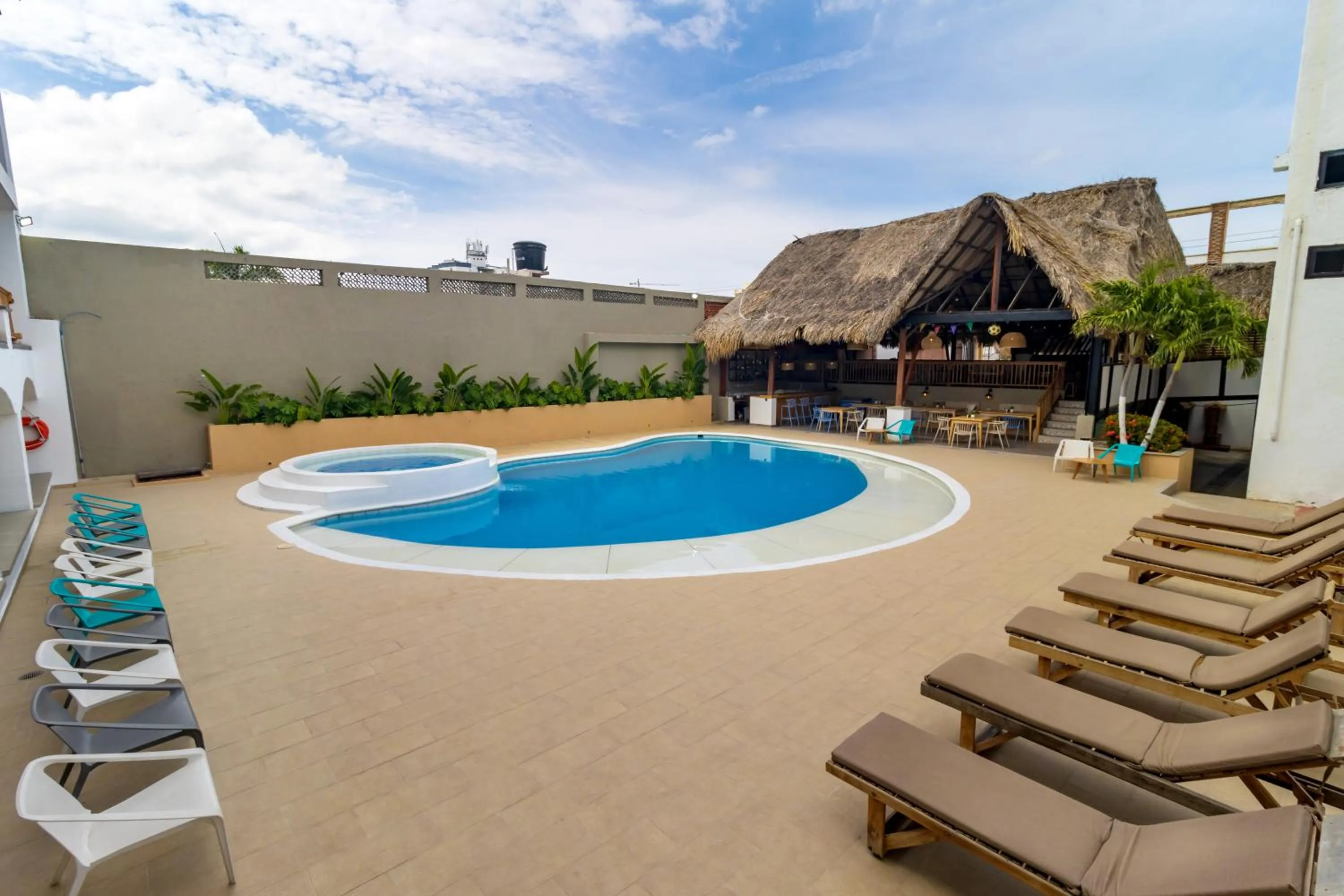 Swimming pool in Hotel Sansiraka Suites By GEH Suites