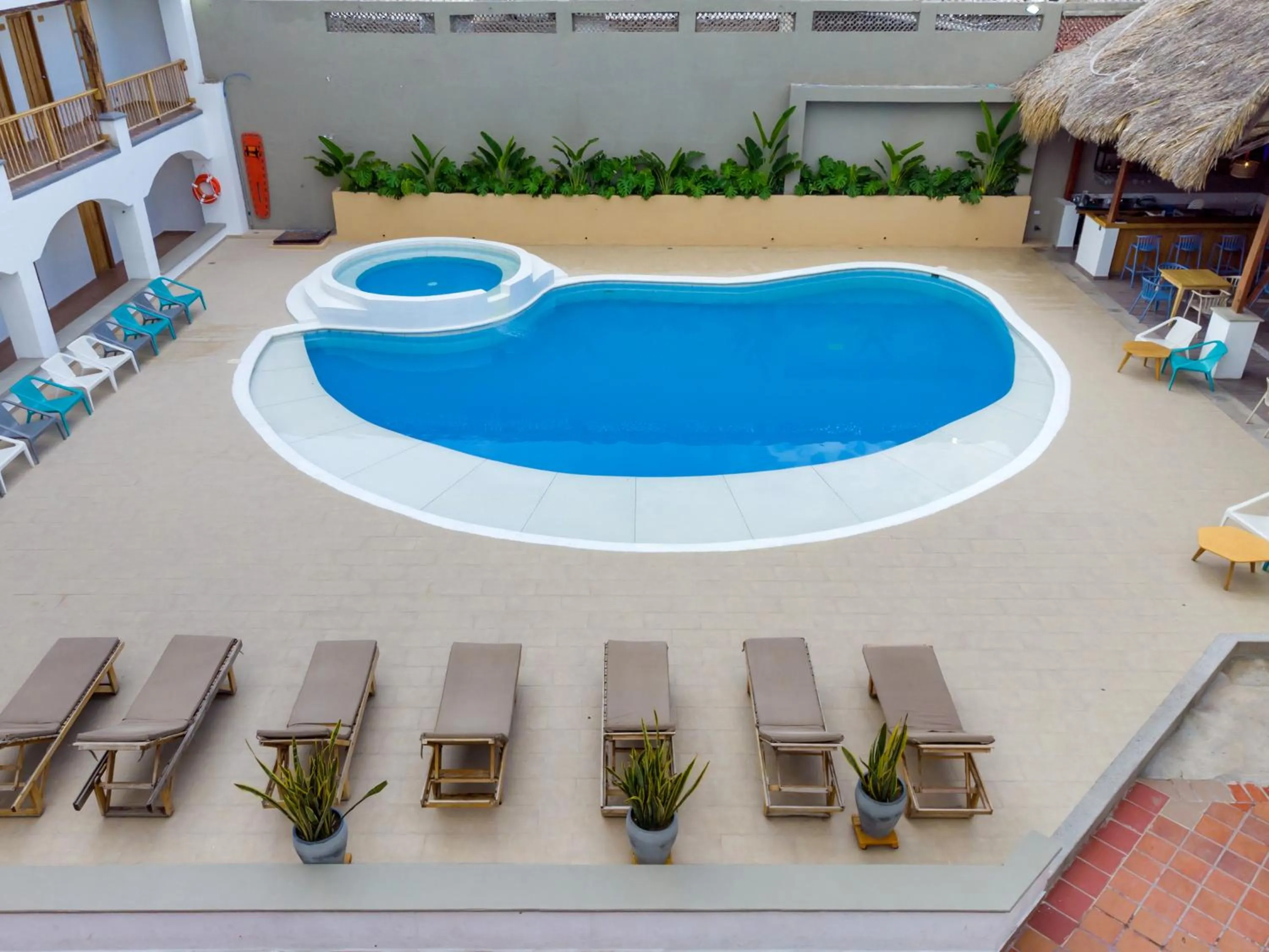 Swimming pool in Hotel Sansiraka Suites By GEH Suites