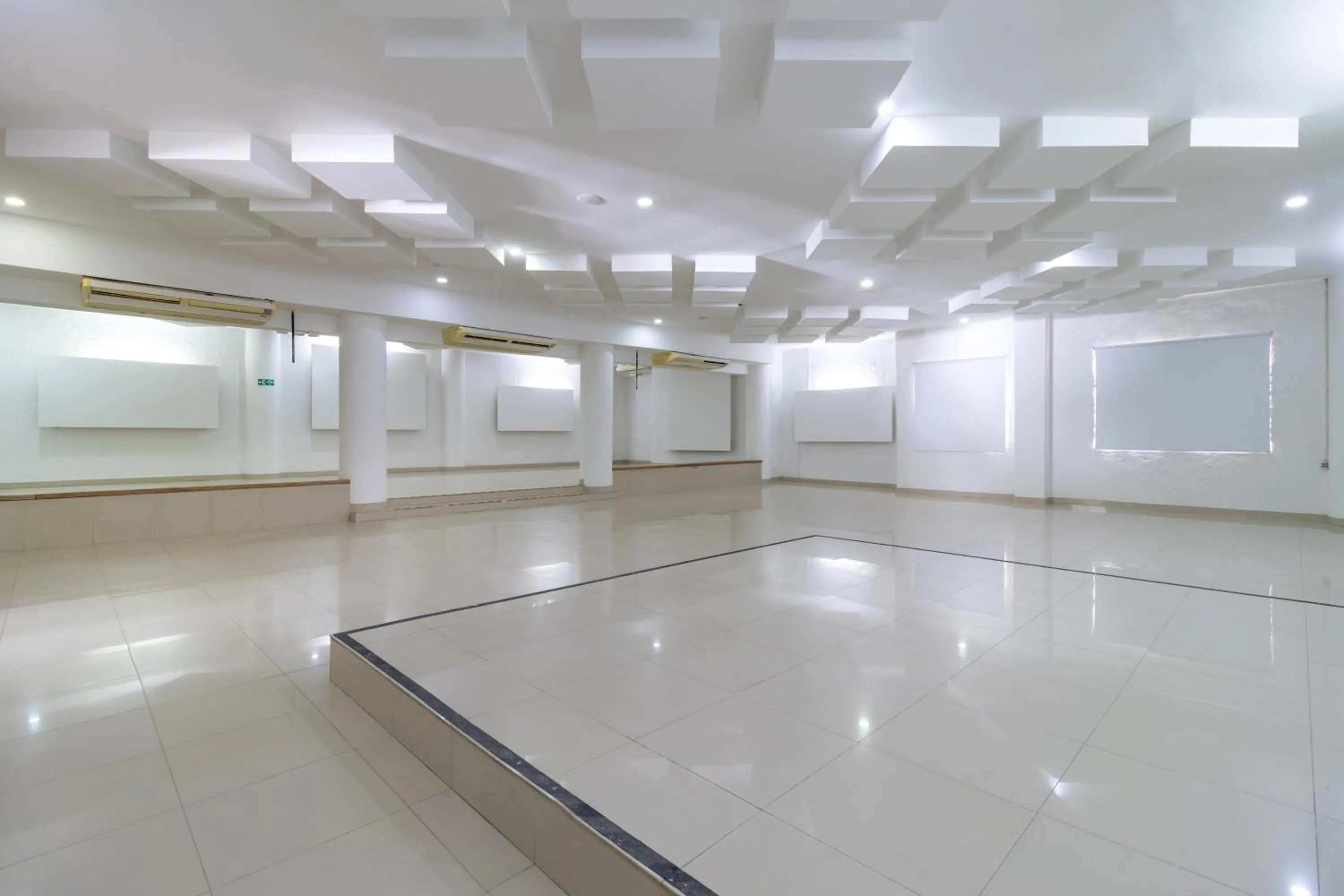 Meeting/conference room in Hotel Sansiraka Suites By GEH Suites