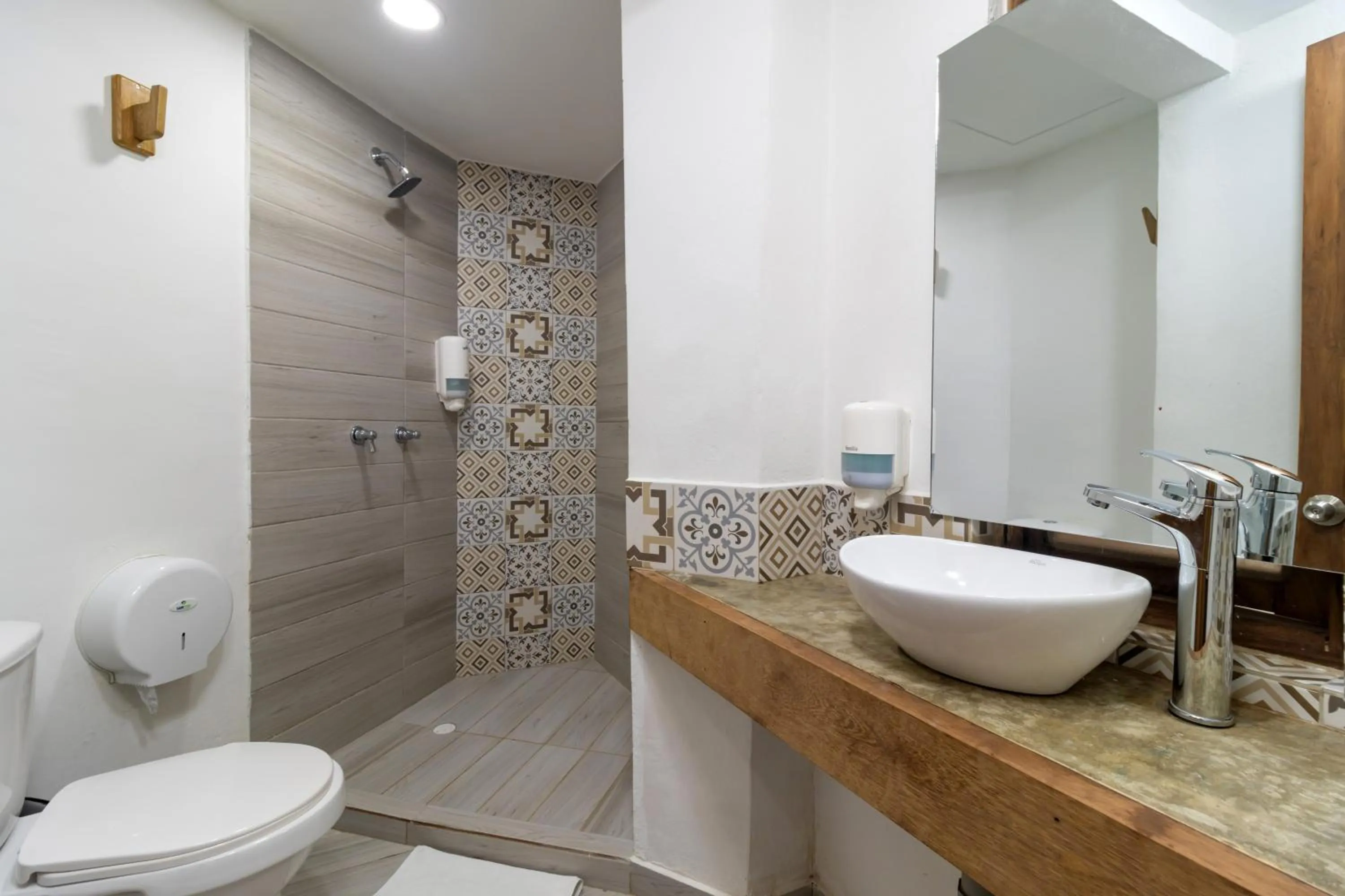 Bathroom in Hotel Sansiraka Suites By GEH Suites