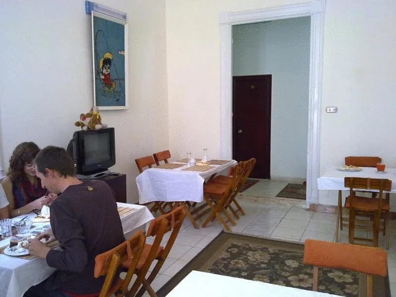 Restaurant/places to eat in Transit Alexandria Hostel