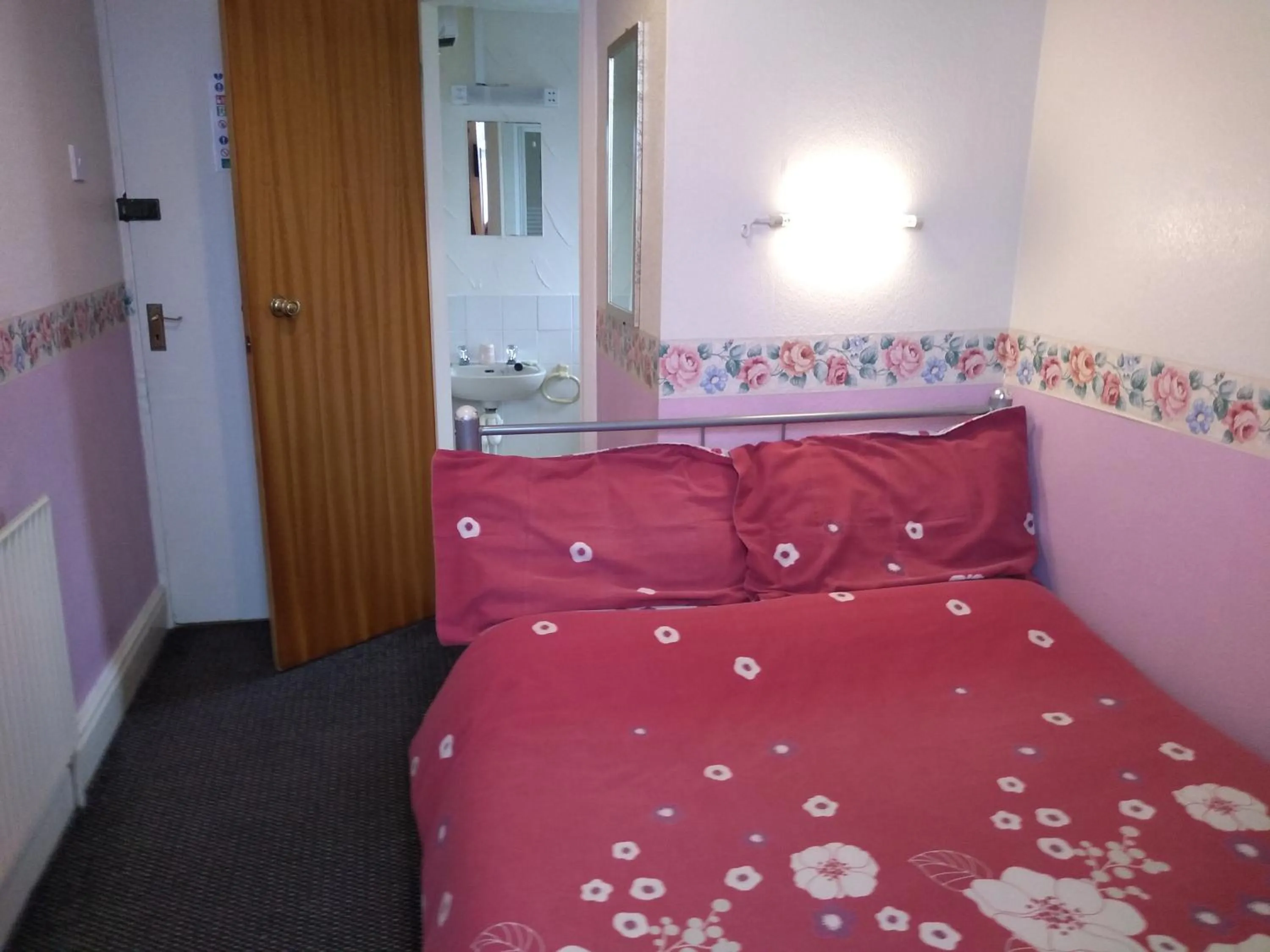 Bedroom, Bed in Southview Hotel