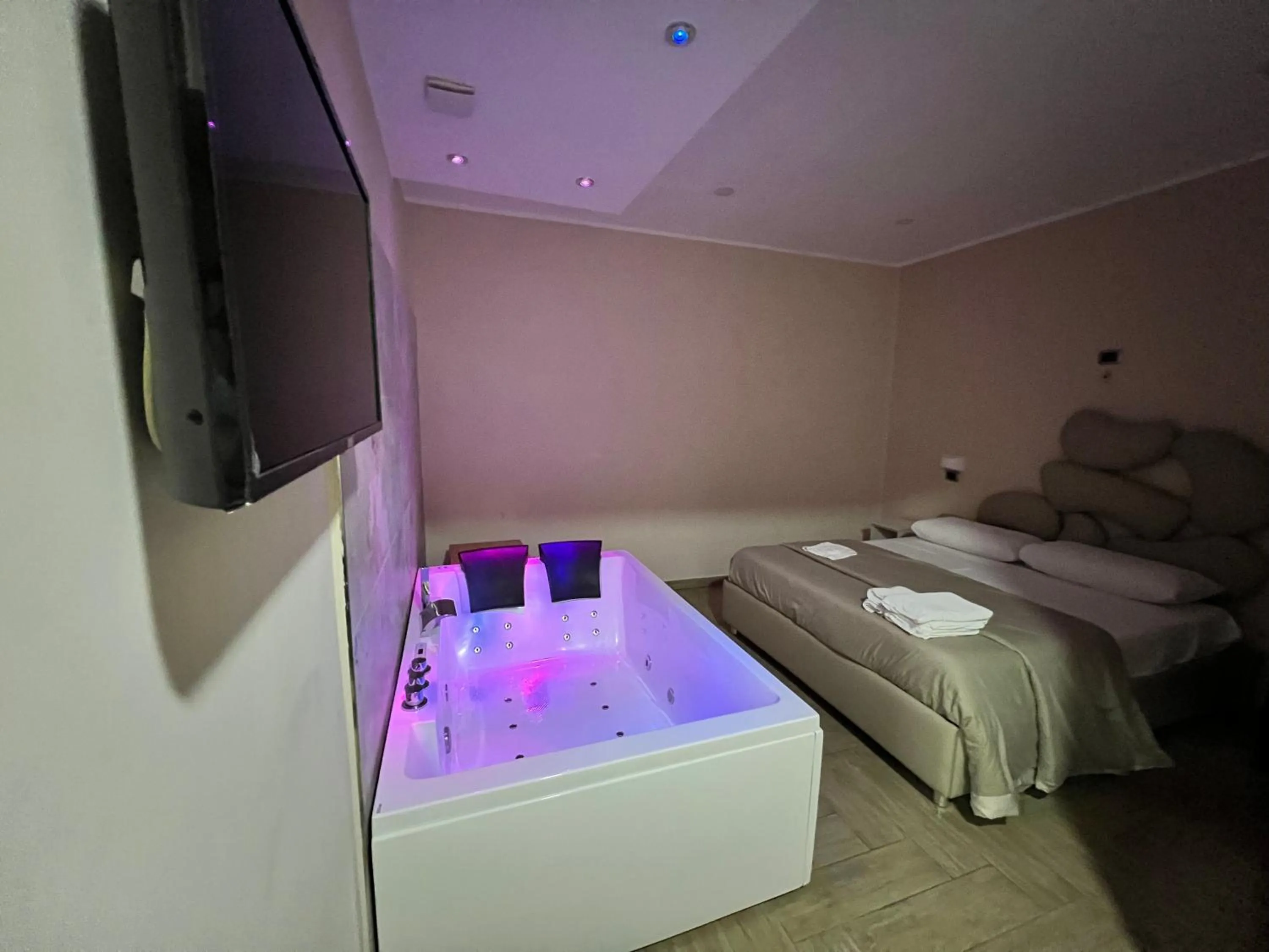 Hot Tub, Bed in B&B Fiumara