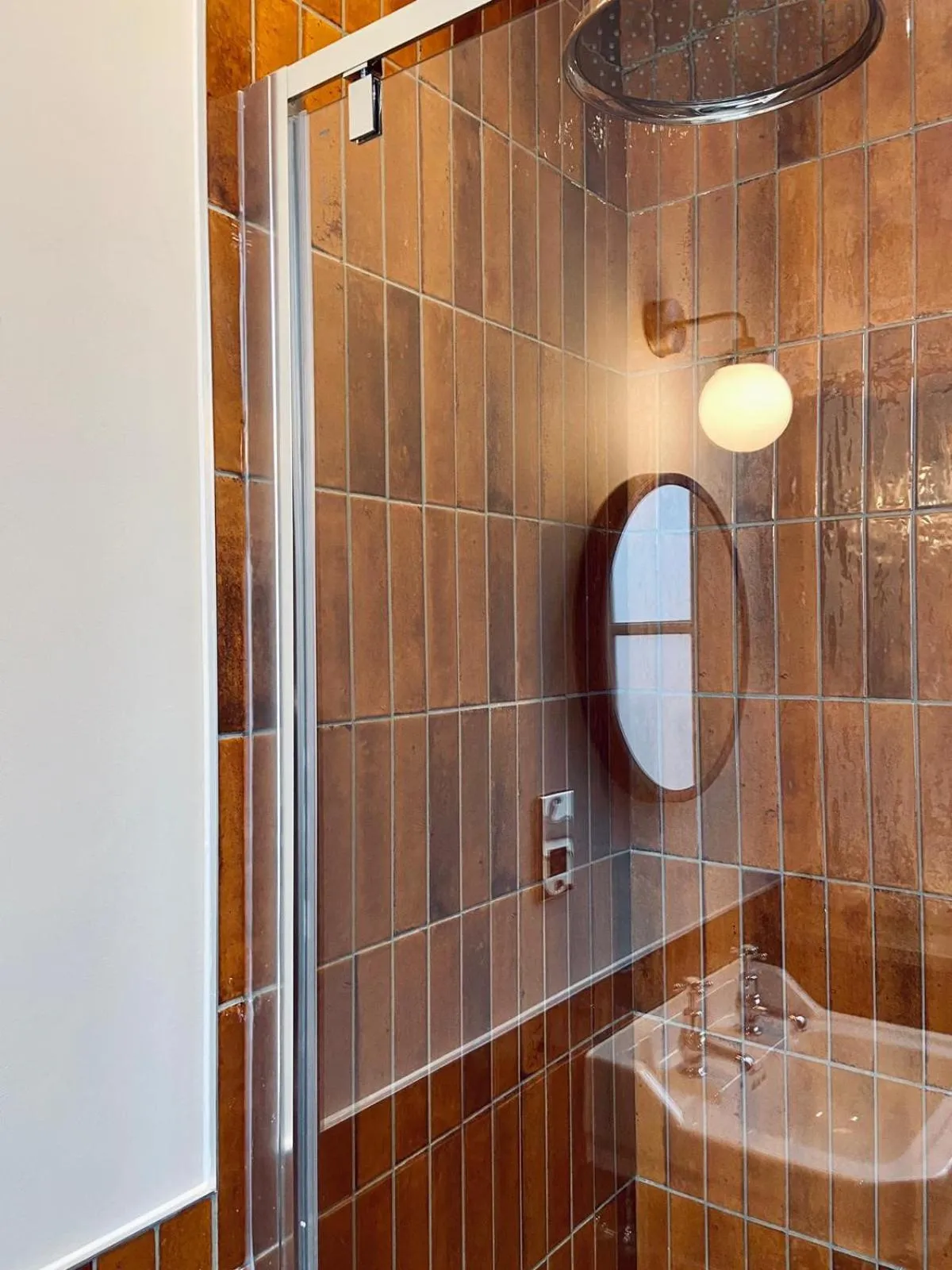 Shower in The Pride of Paddington