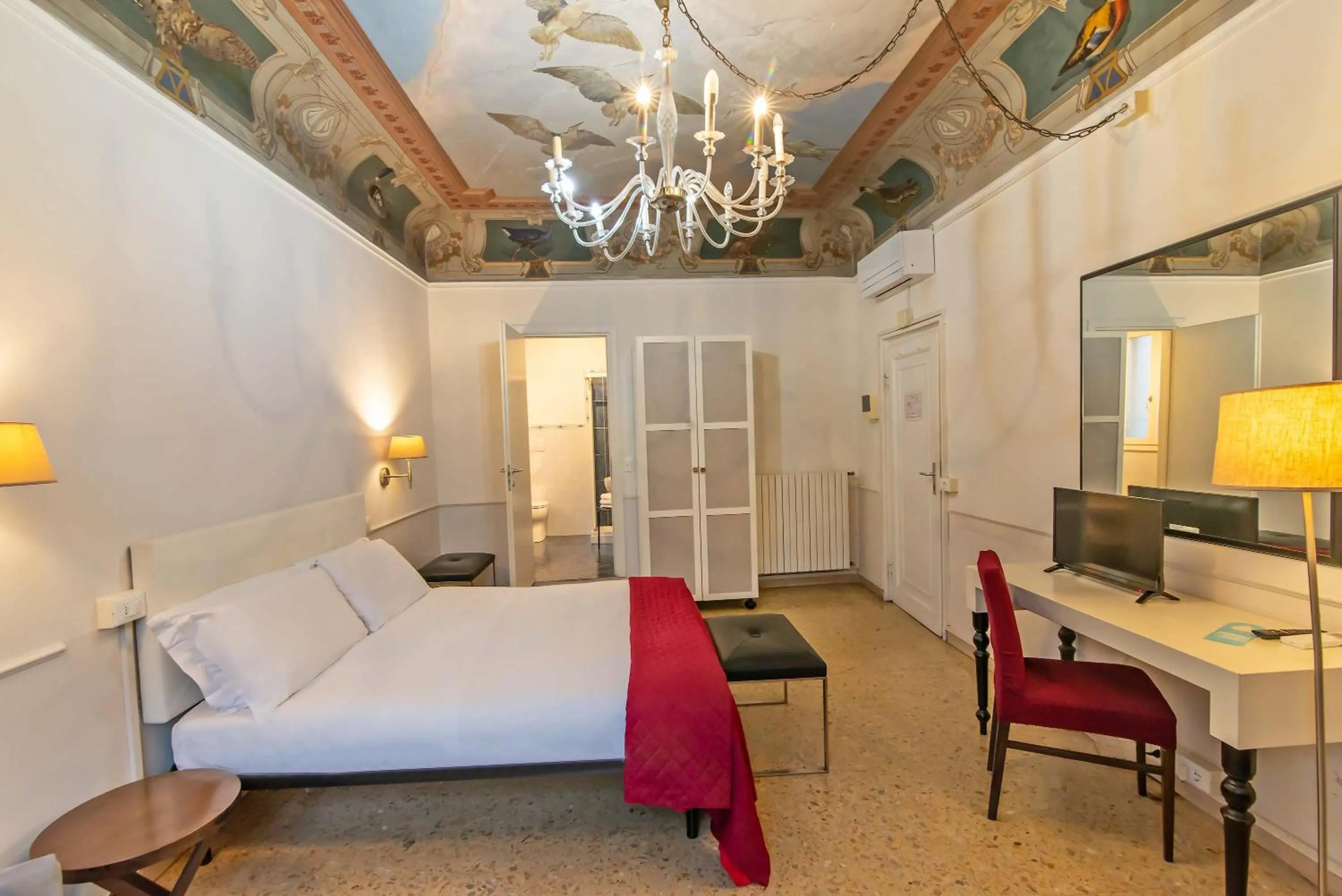 Photo of the whole room, Bed in Duomo View