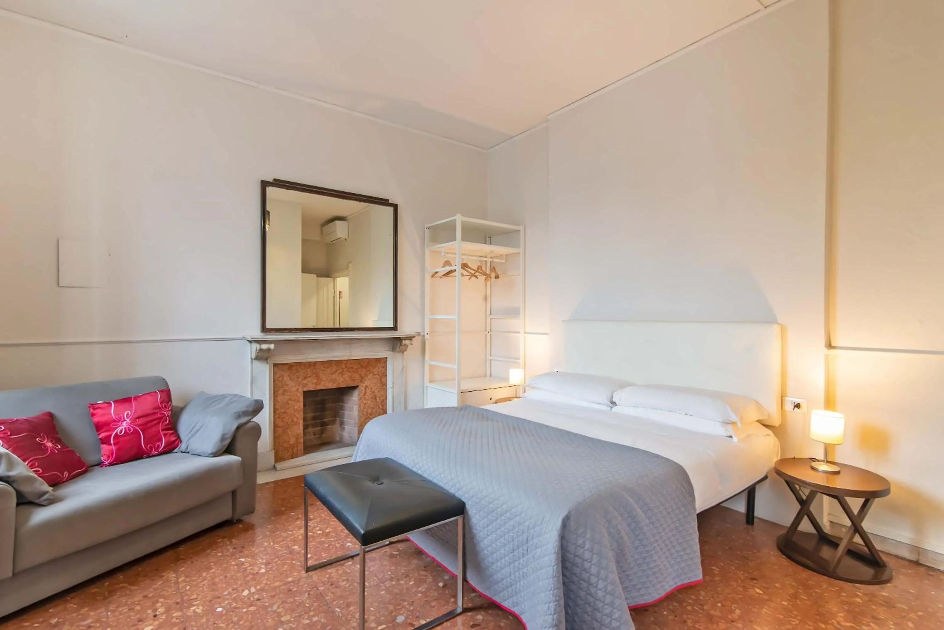 Photo of the whole room, Bed in Duomo View