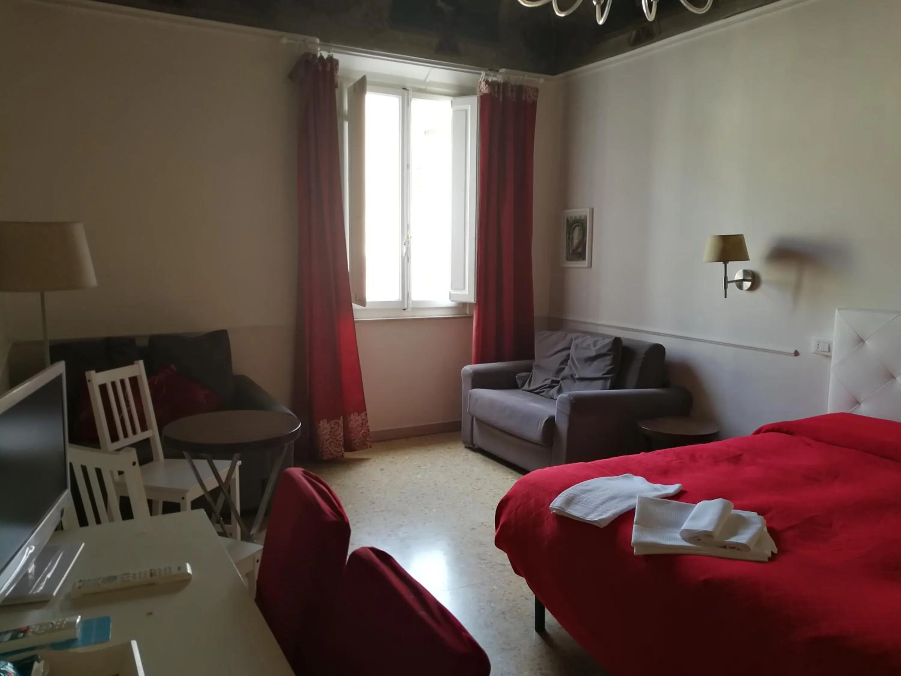 Photo of the whole room, Bed in Duomo View