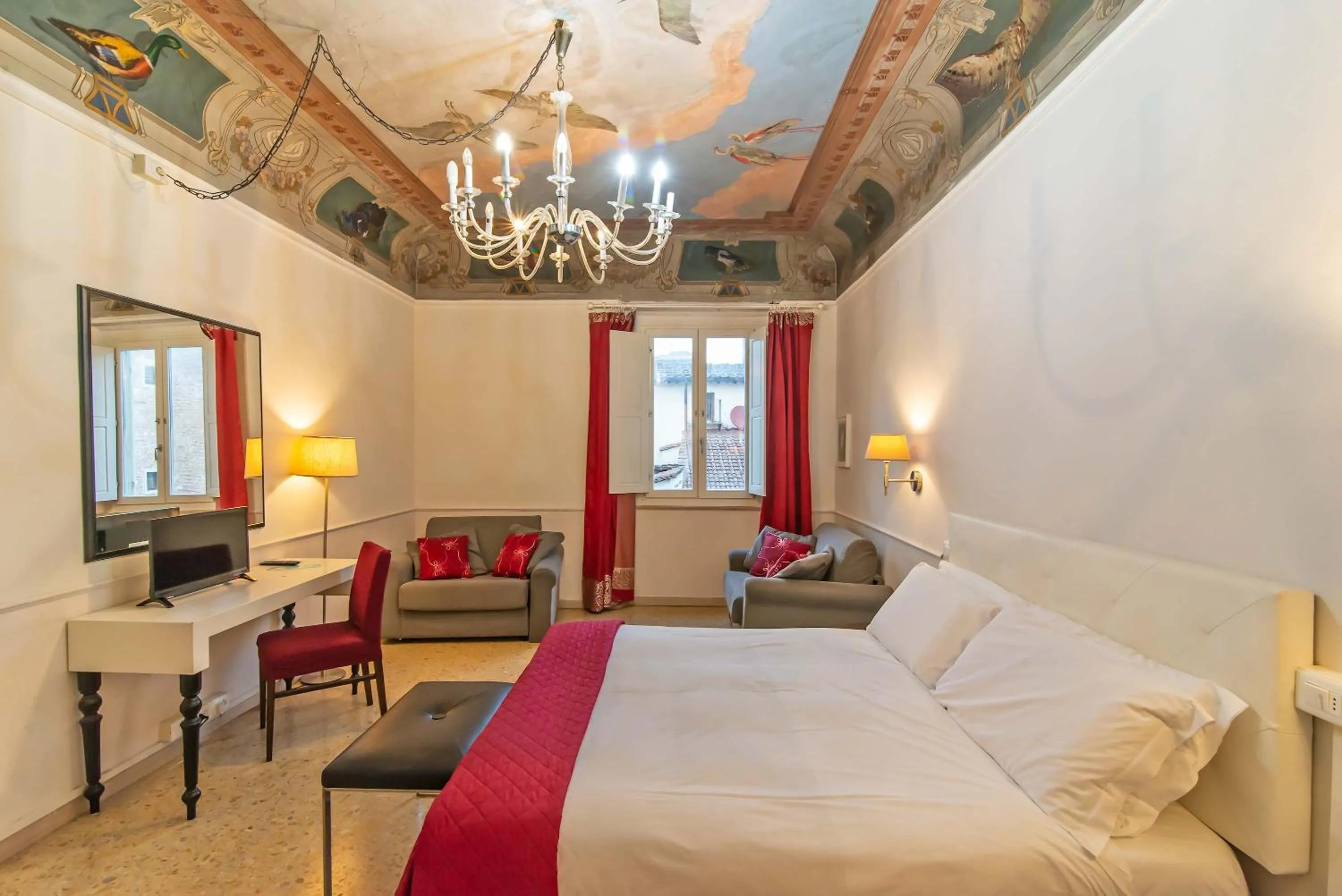 Photo of the whole room, Bed in Duomo View