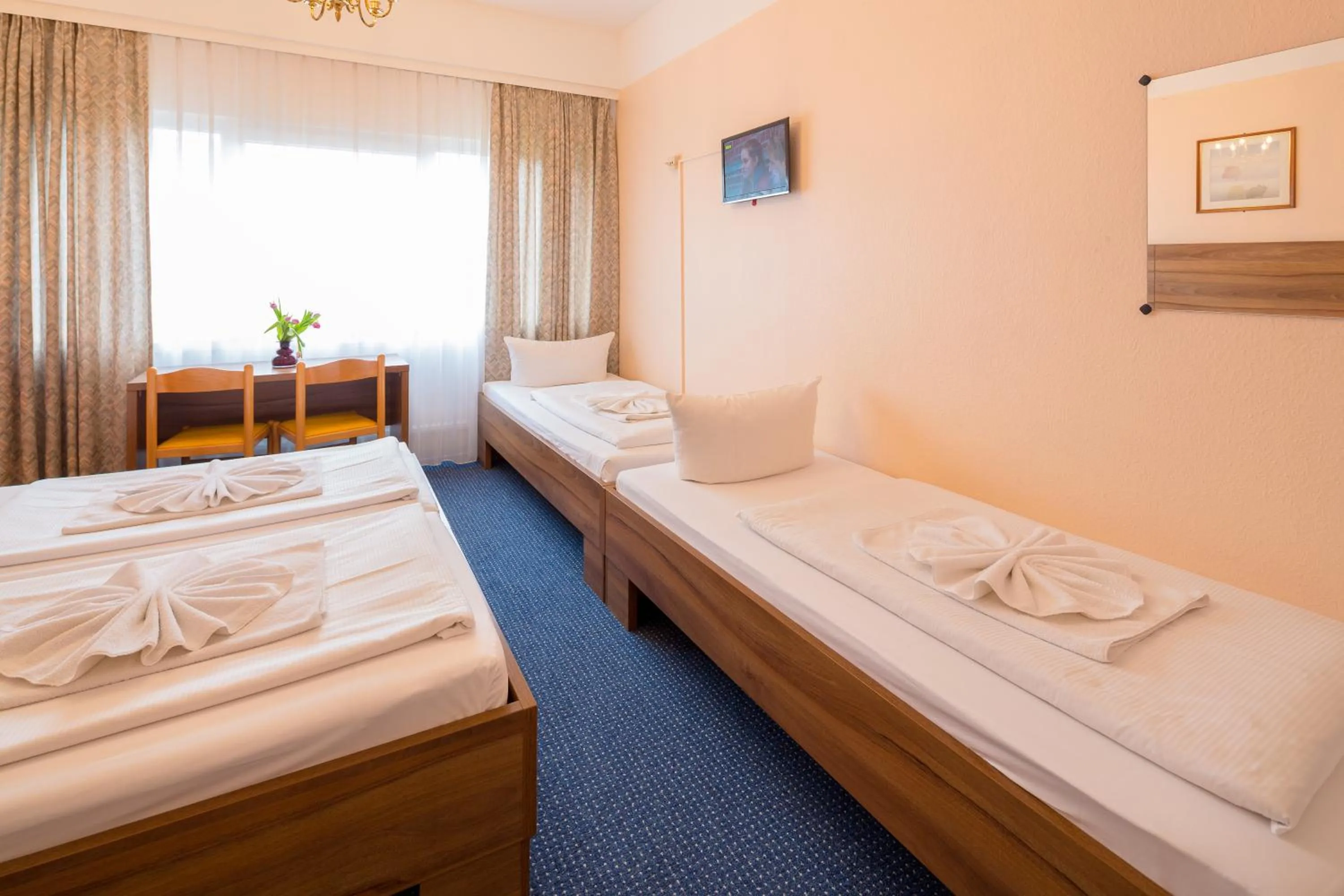 Photo of the whole room, Bed in Alper Hotel am Potsdamer Platz