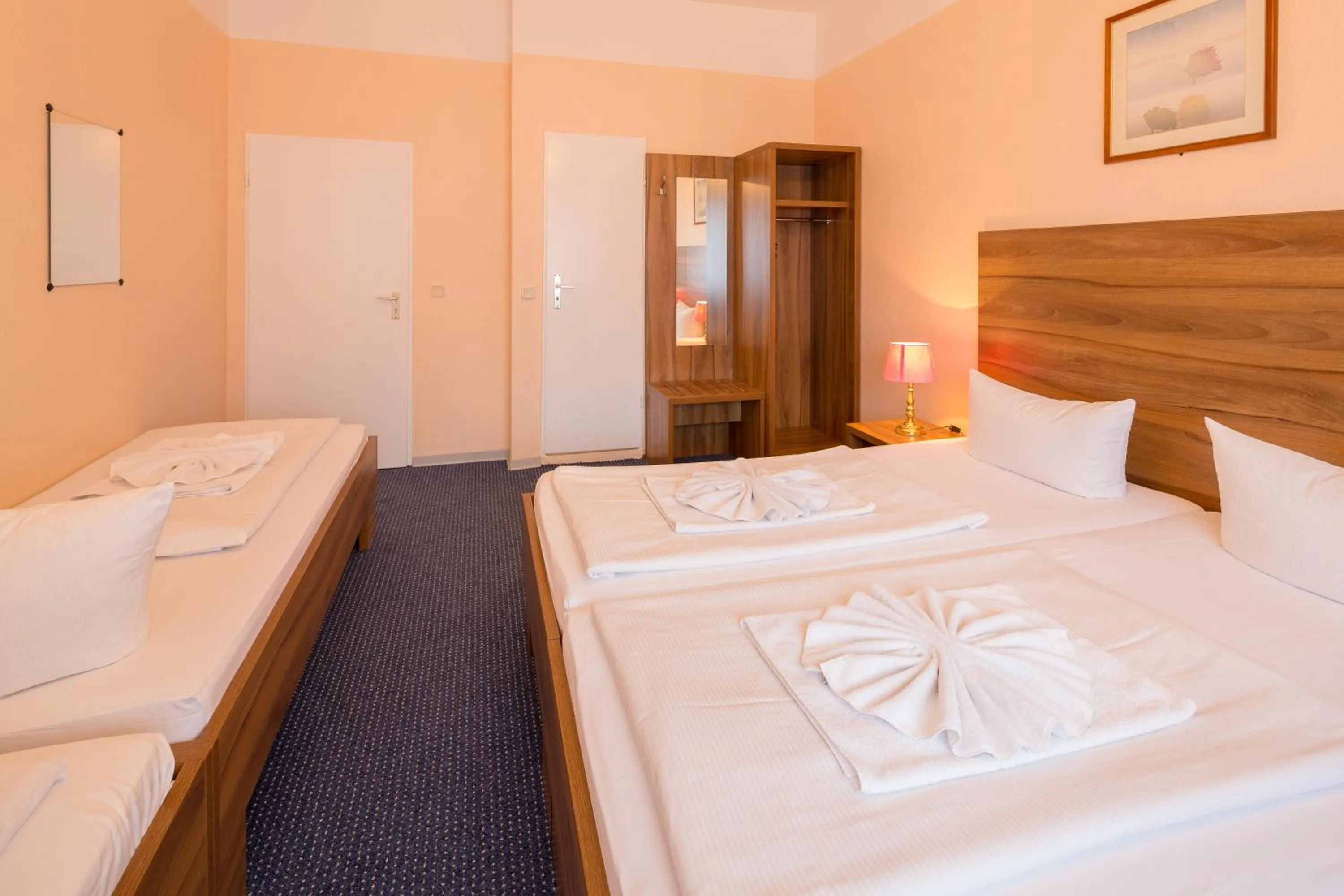 Photo of the whole room, Bed in Alper Hotel am Potsdamer Platz