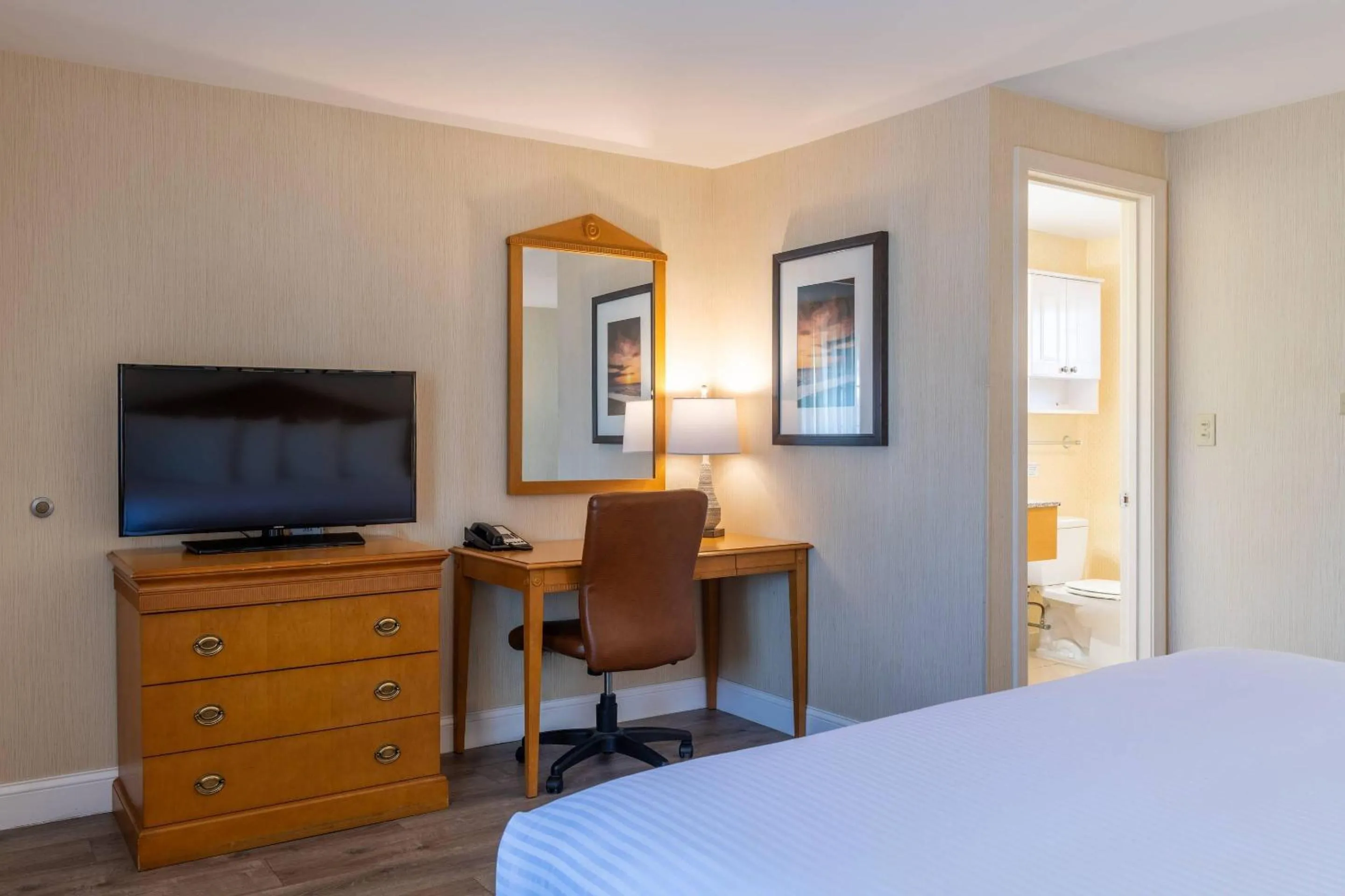 Bedroom, Bed in Port Inn and Suites Portsmouth, an Ascend Collection Hotel