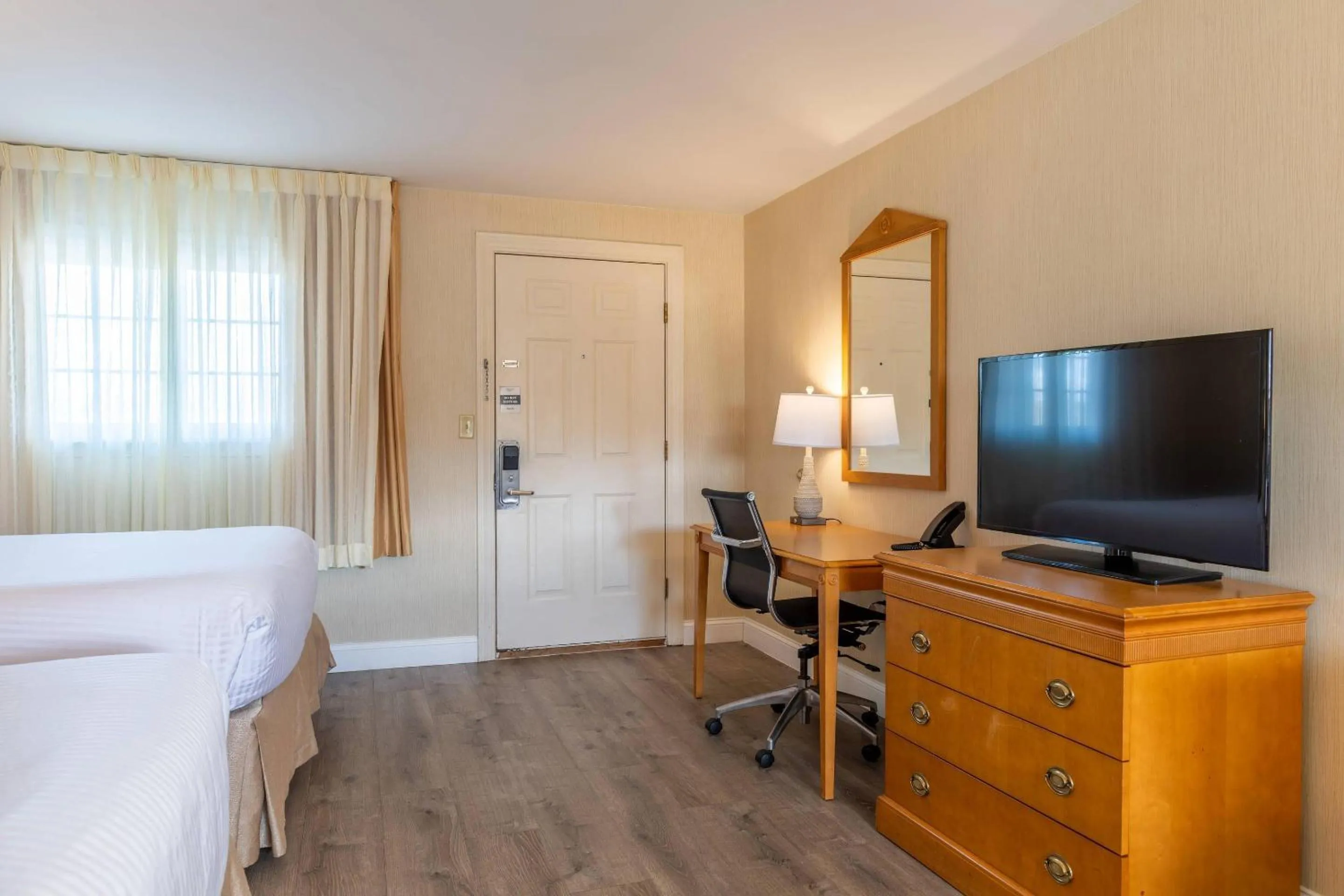 Bedroom, Bed in Port Inn and Suites Portsmouth, an Ascend Collection Hotel