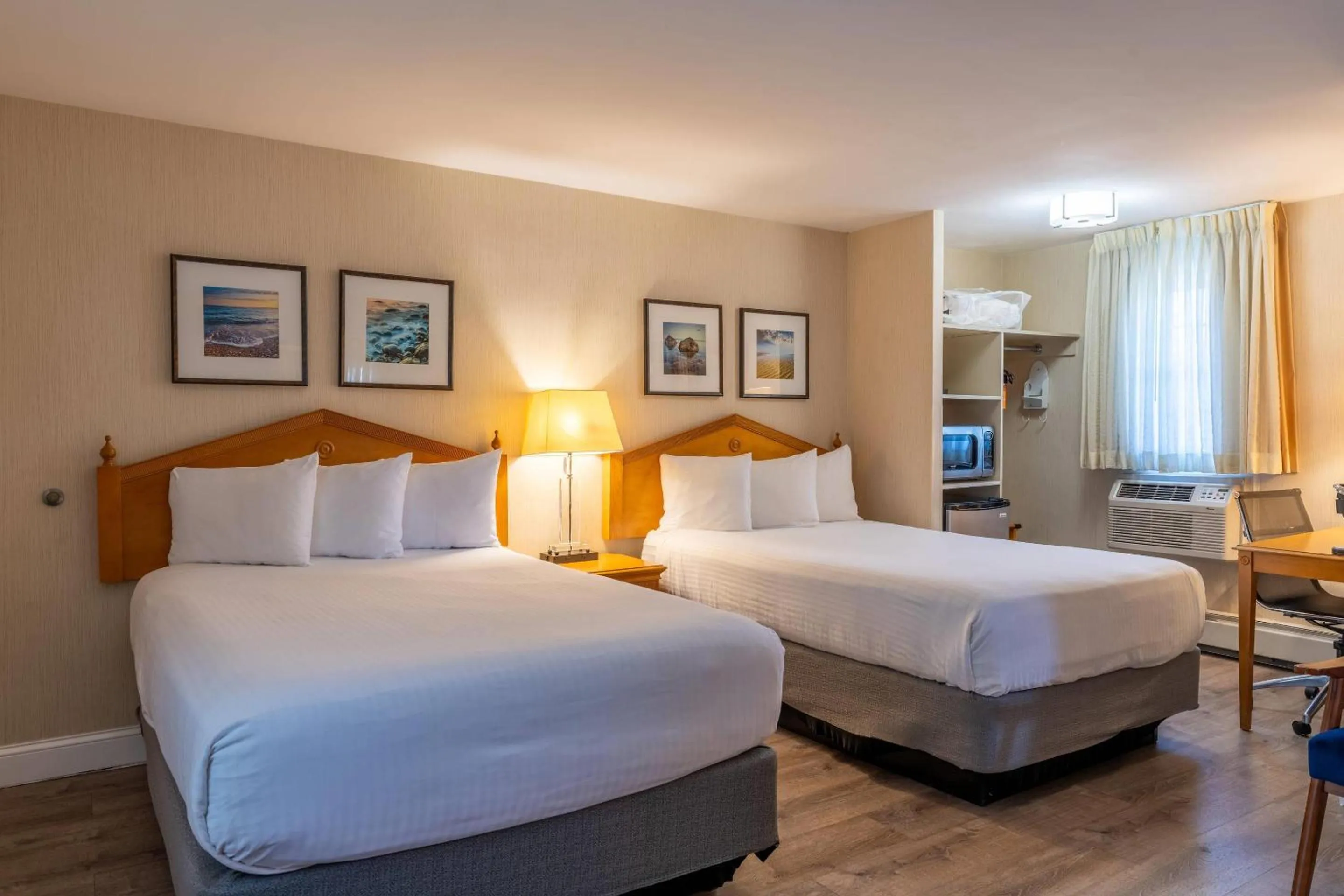 Bedroom, Bed in Port Inn and Suites Portsmouth, an Ascend Collection Hotel