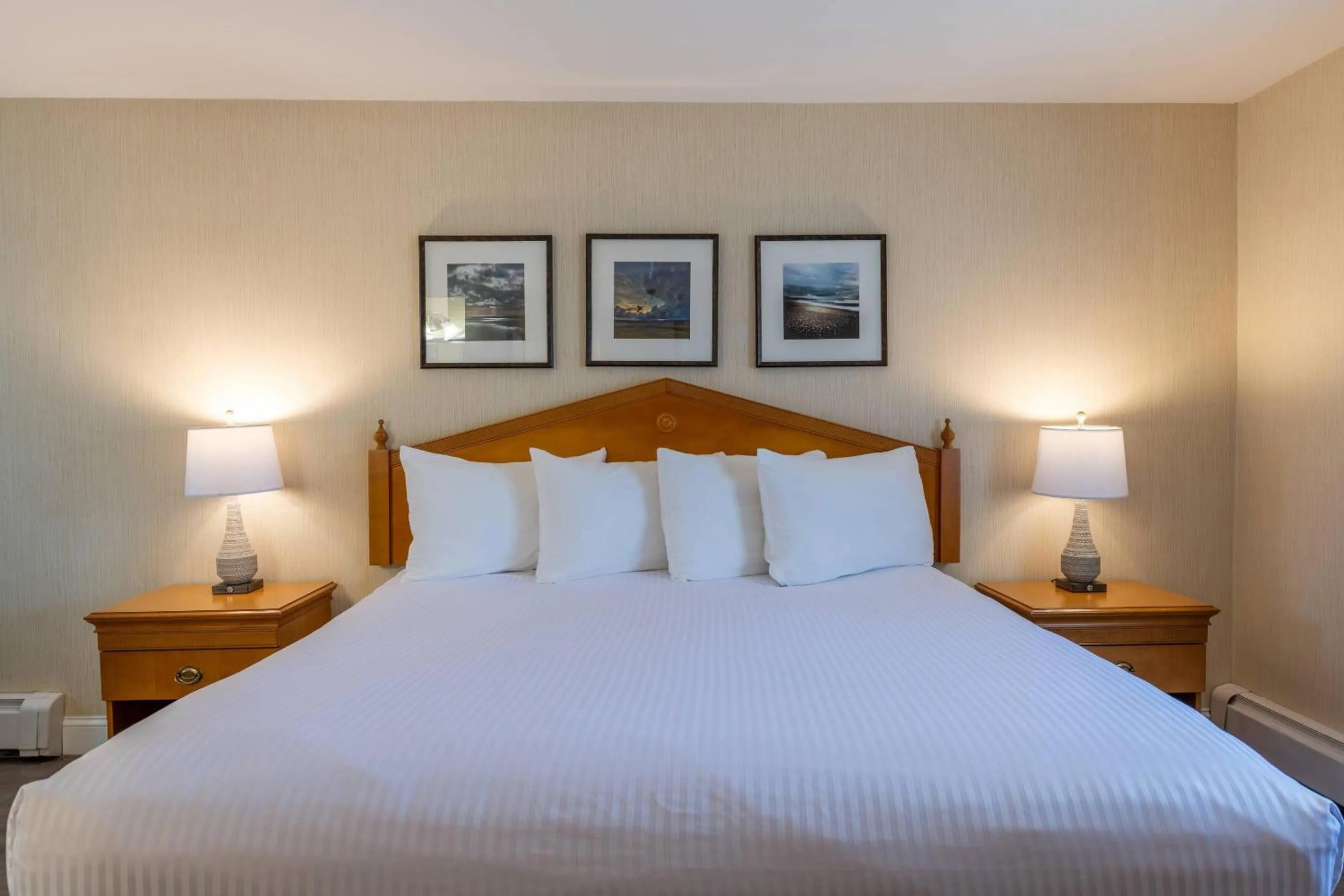 Bedroom, Bed in Port Inn and Suites Portsmouth, an Ascend Collection Hotel