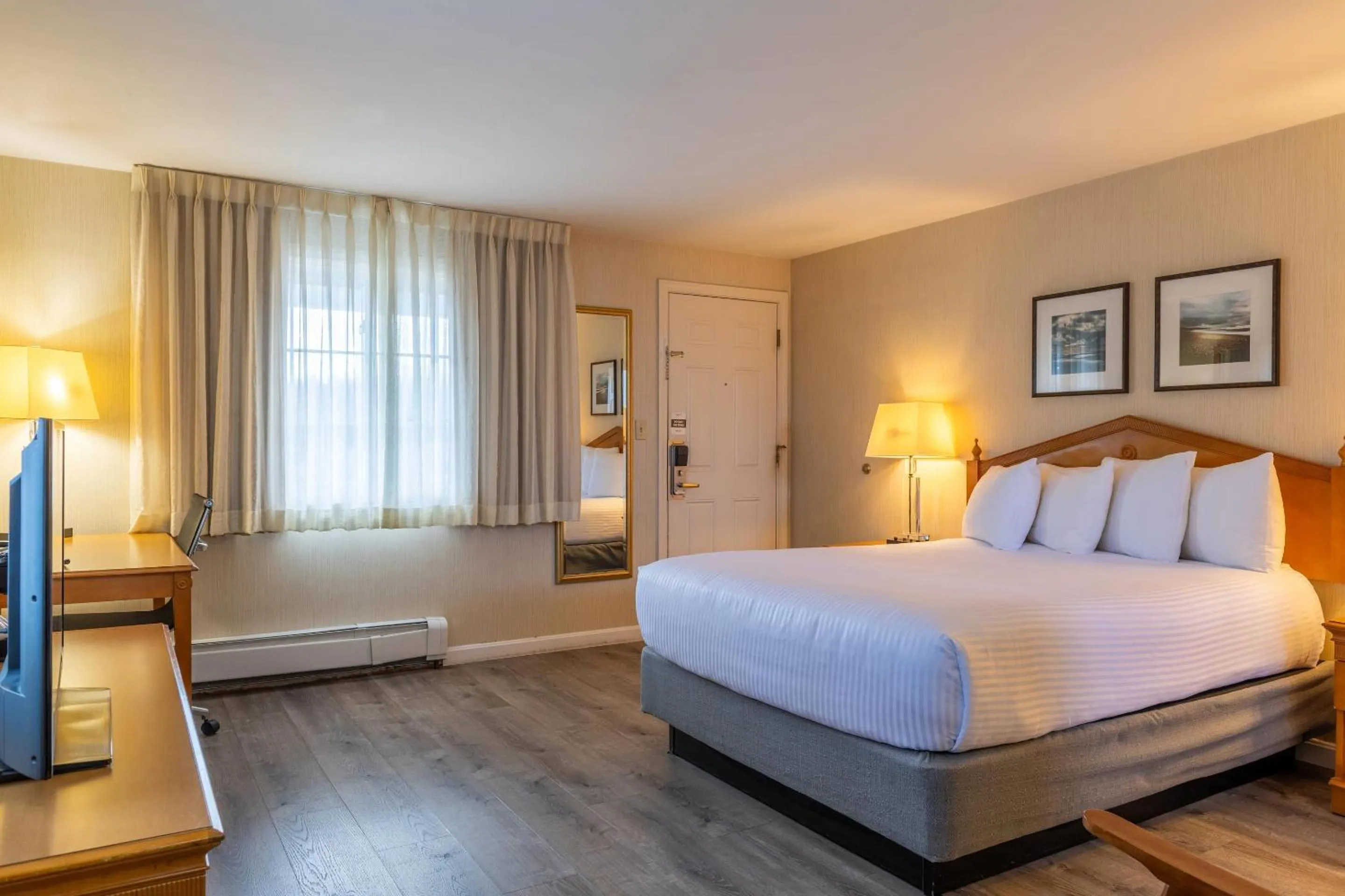 Bedroom, Bed in Port Inn and Suites Portsmouth, an Ascend Collection Hotel