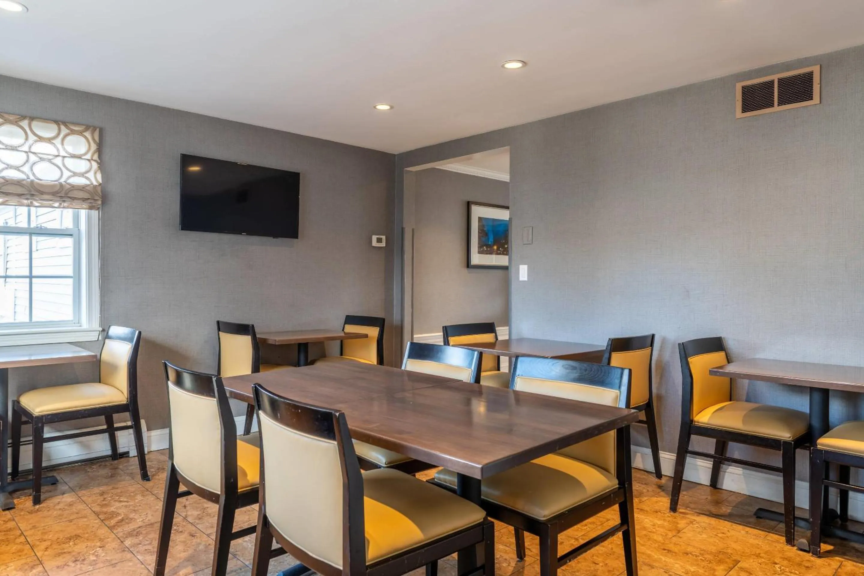 Breakfast in Port Inn and Suites Portsmouth, an Ascend Collection Hotel