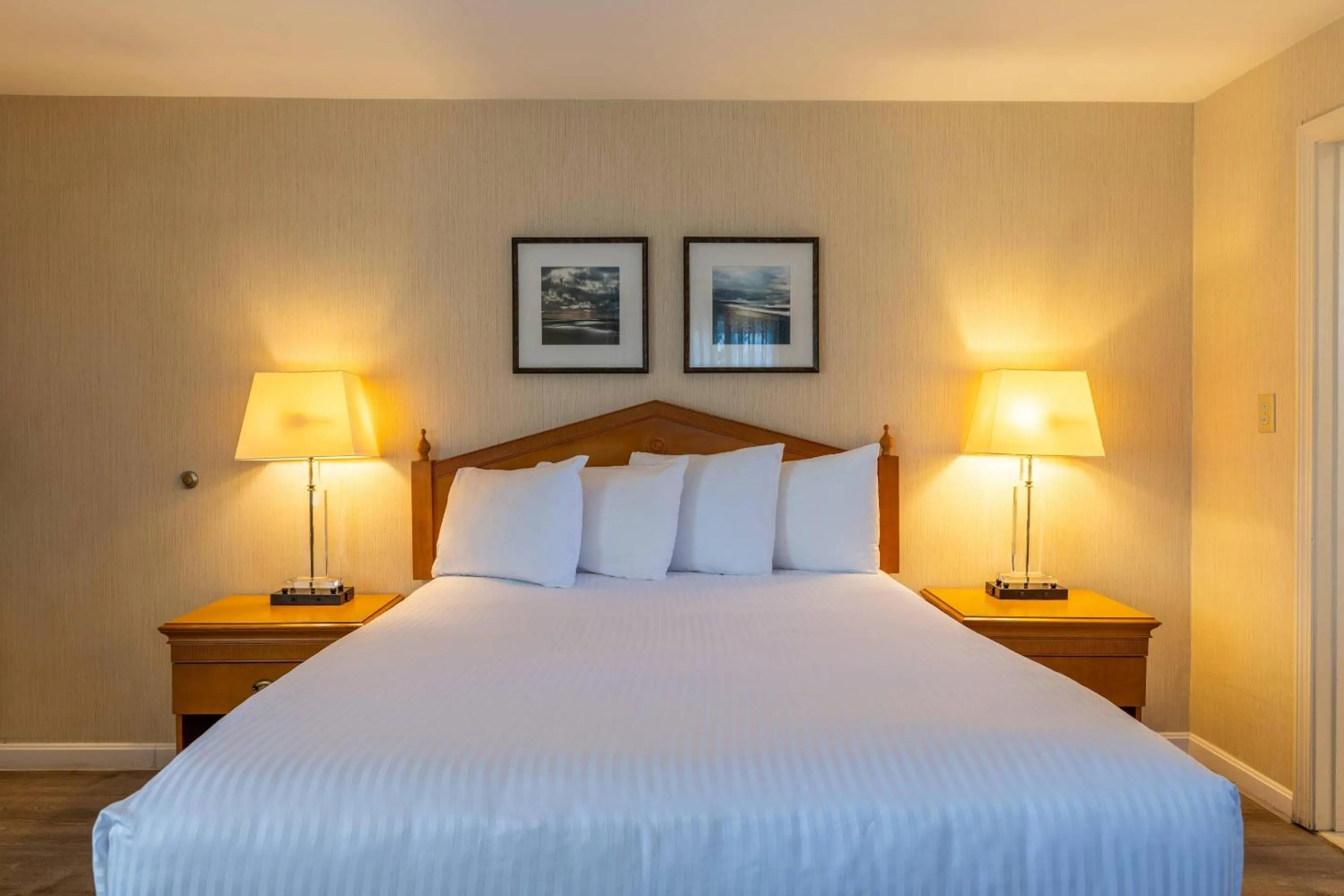 Bedroom, Bed in Port Inn and Suites Portsmouth, an Ascend Collection Hotel