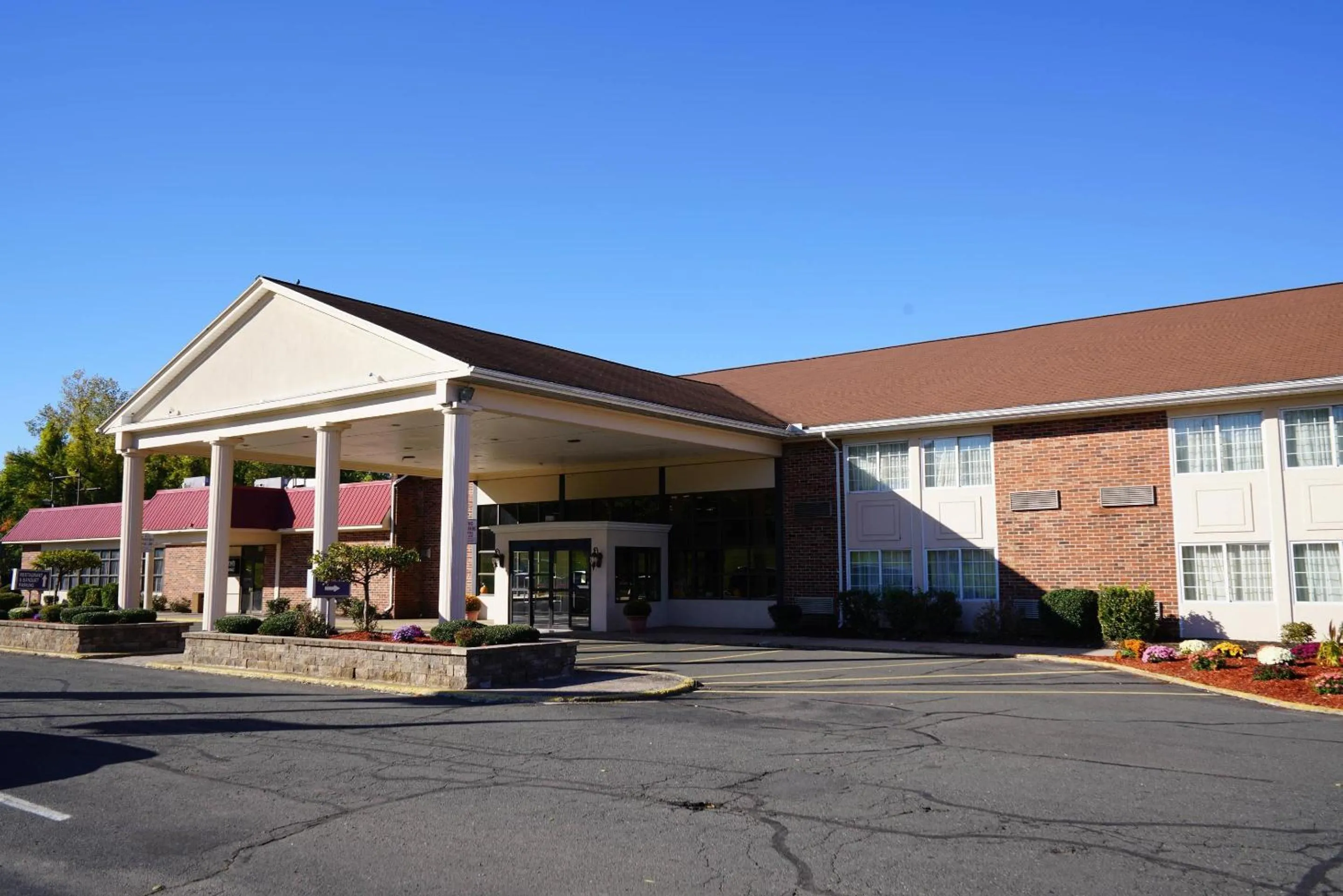 Property building in Rodeway Inn & Suites East Windsor