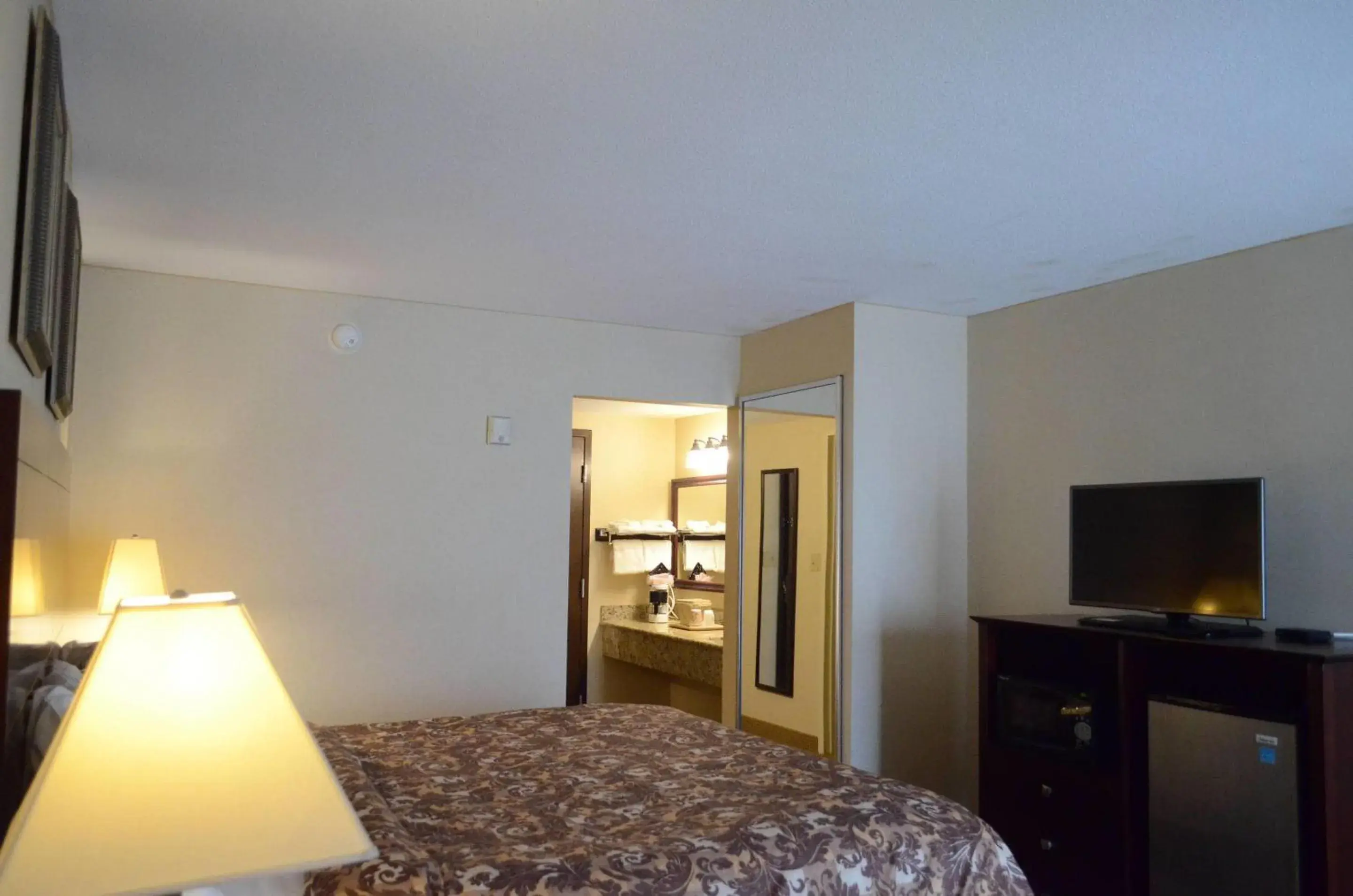 Bedroom, Bed in Rodeway Inn & Suites East Windsor Bedroom, Bed in Rodeway Inn & Suites East Windsor