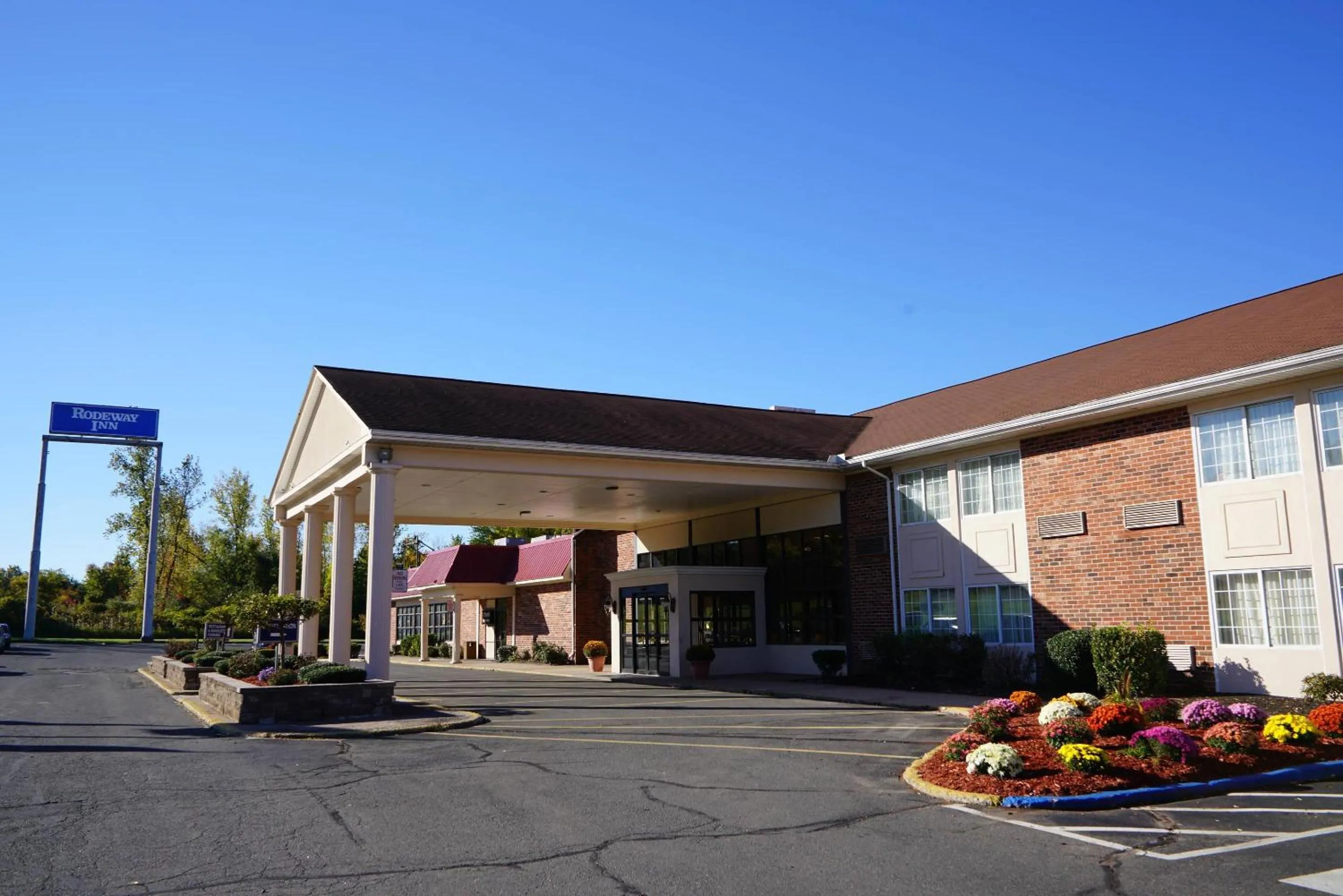 Property building in Rodeway Inn & Suites East Windsor