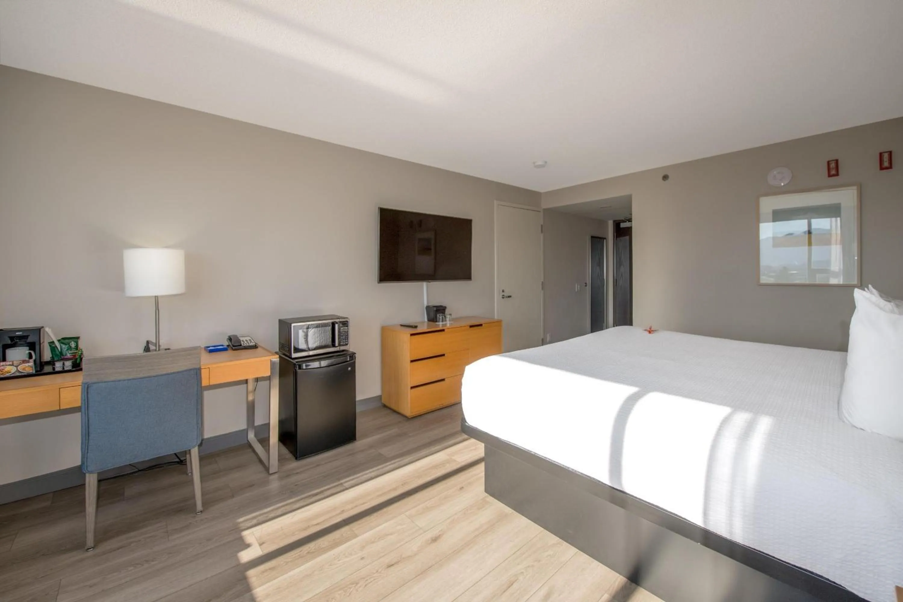 Bedroom, Bed in Coast Chilliwack Hotel by APA