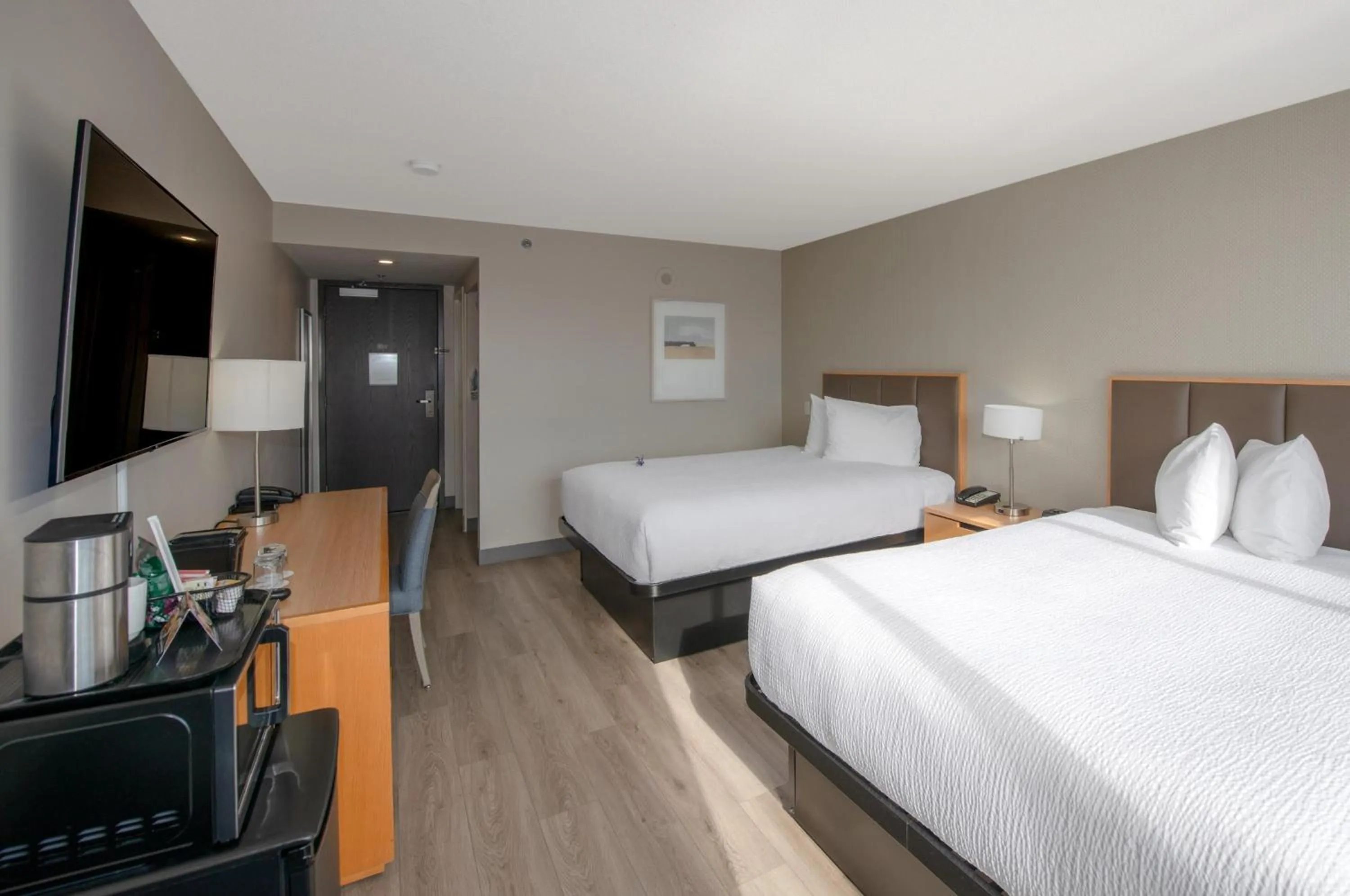 Bedroom, Bed in Coast Chilliwack Hotel by APA
