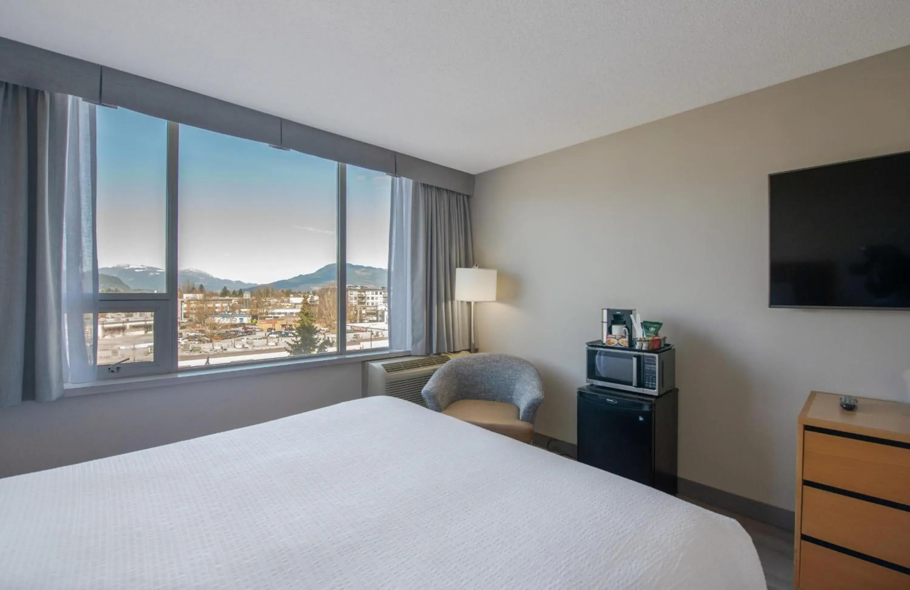 Bedroom, Bed in Coast Chilliwack Hotel by APA Bedroom, Bed in Coast Chilliwack Hotel by APA