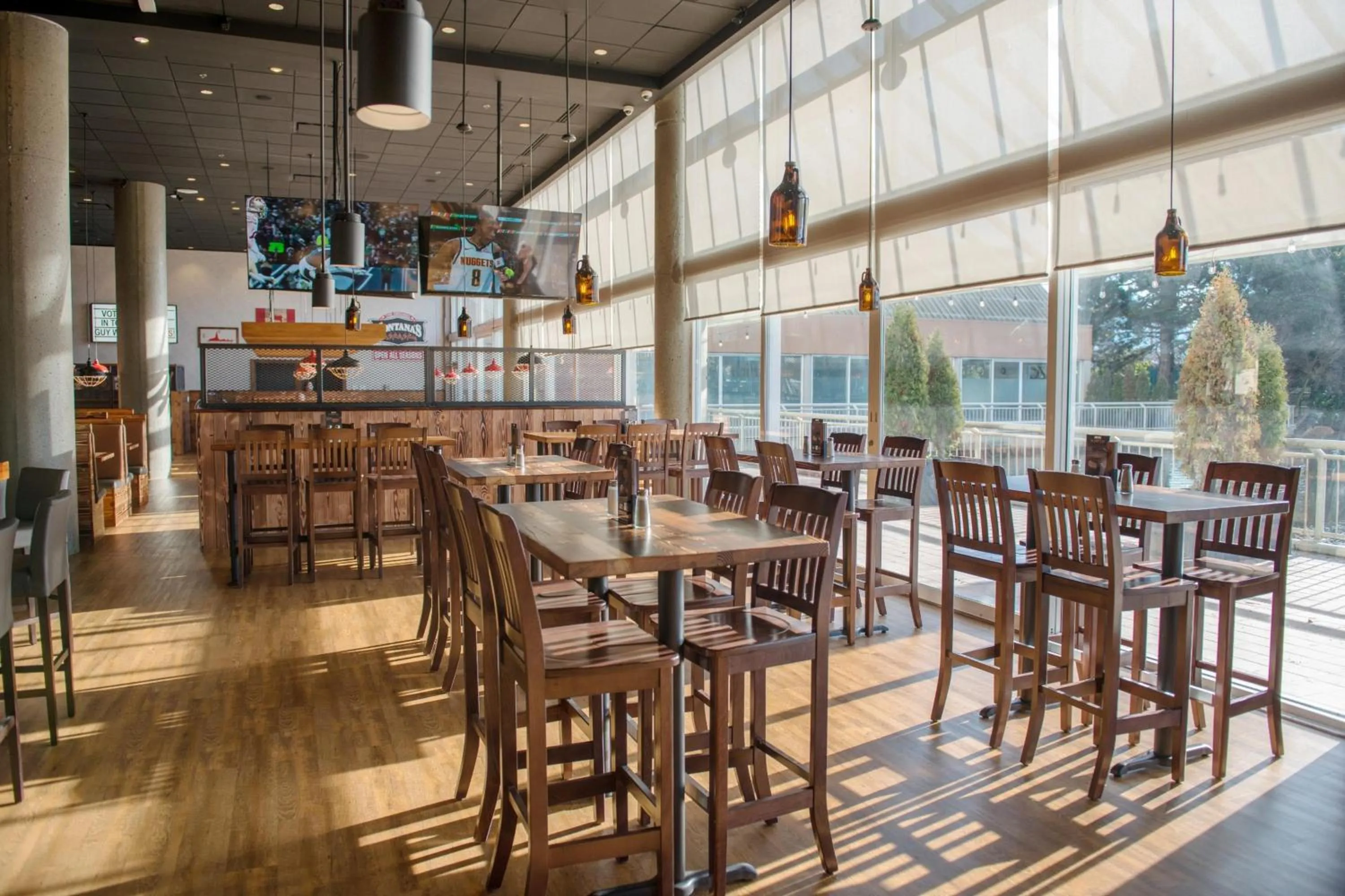 Restaurant/places to eat in Coast Chilliwack Hotel by APA