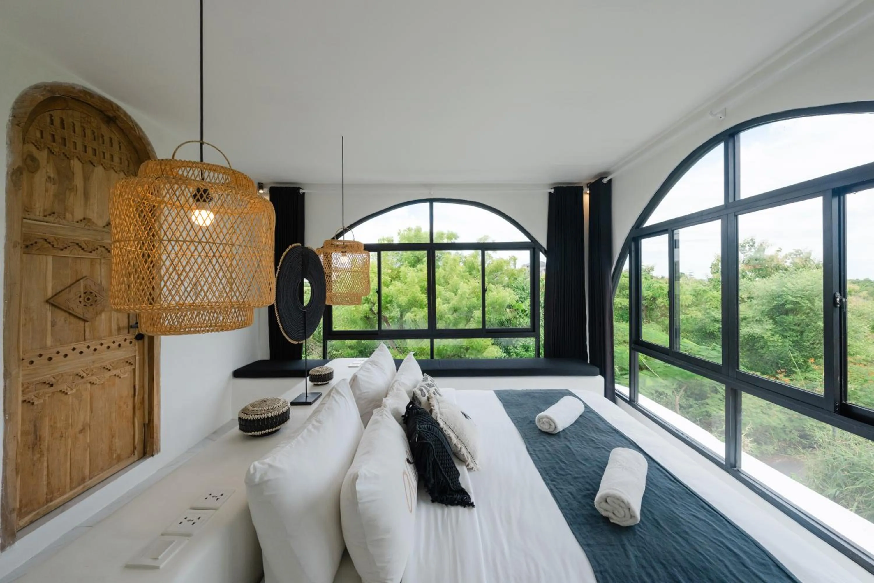 View (from property/room), Bed in White Palm Hotel Uluwatu Bali