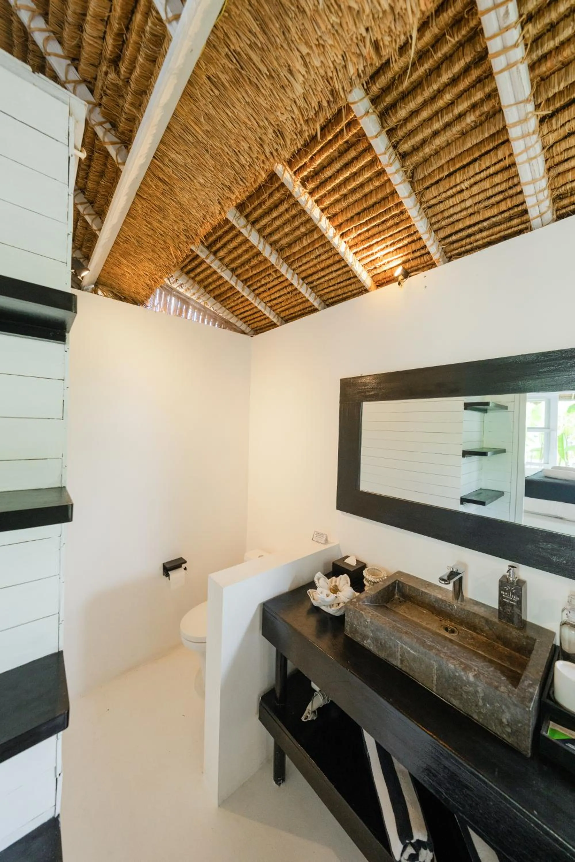 Toilet in White Palm Hotel Uluwatu Bali