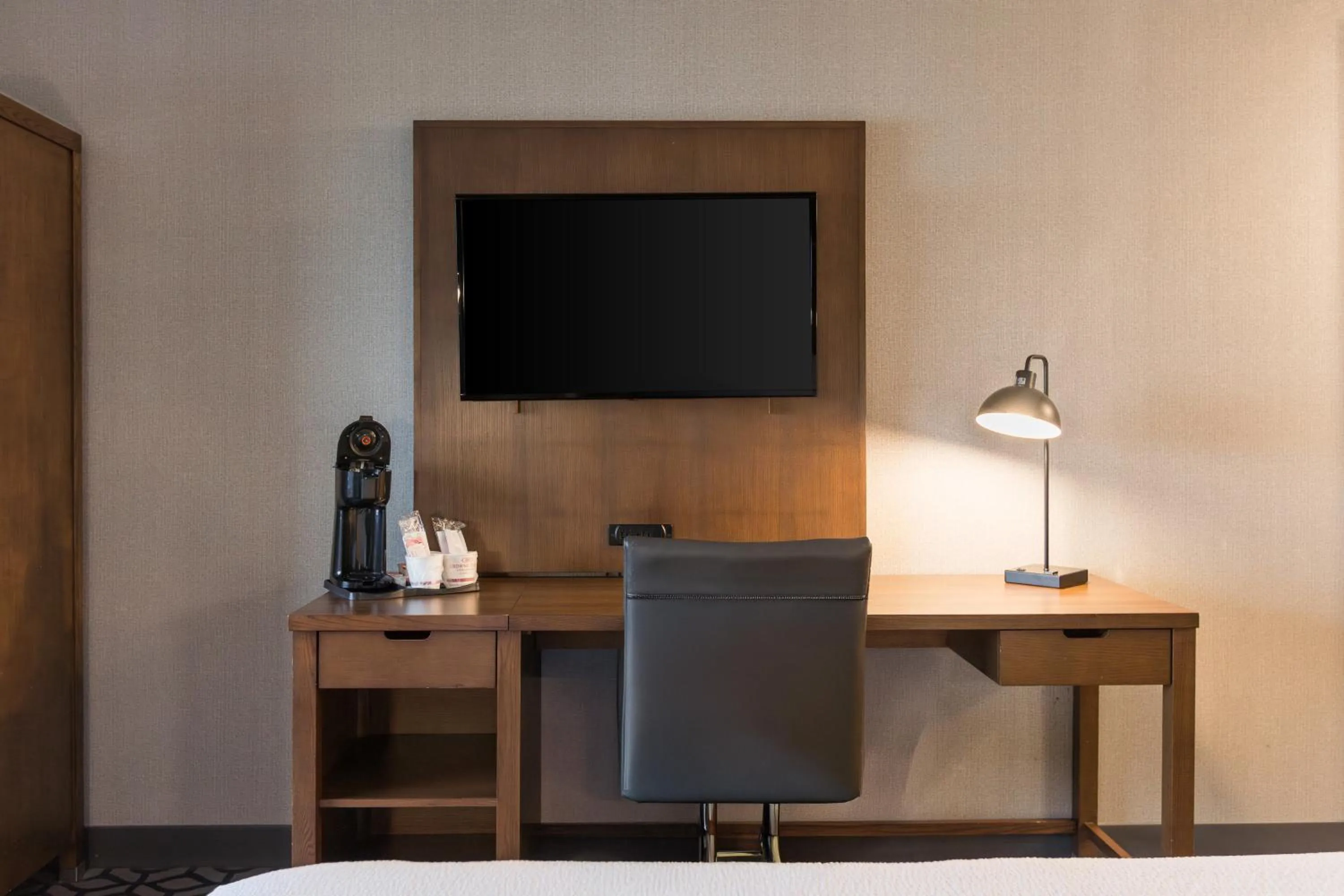 Photo of the whole room in Niagara Riverside Resort; BW Premier Collection