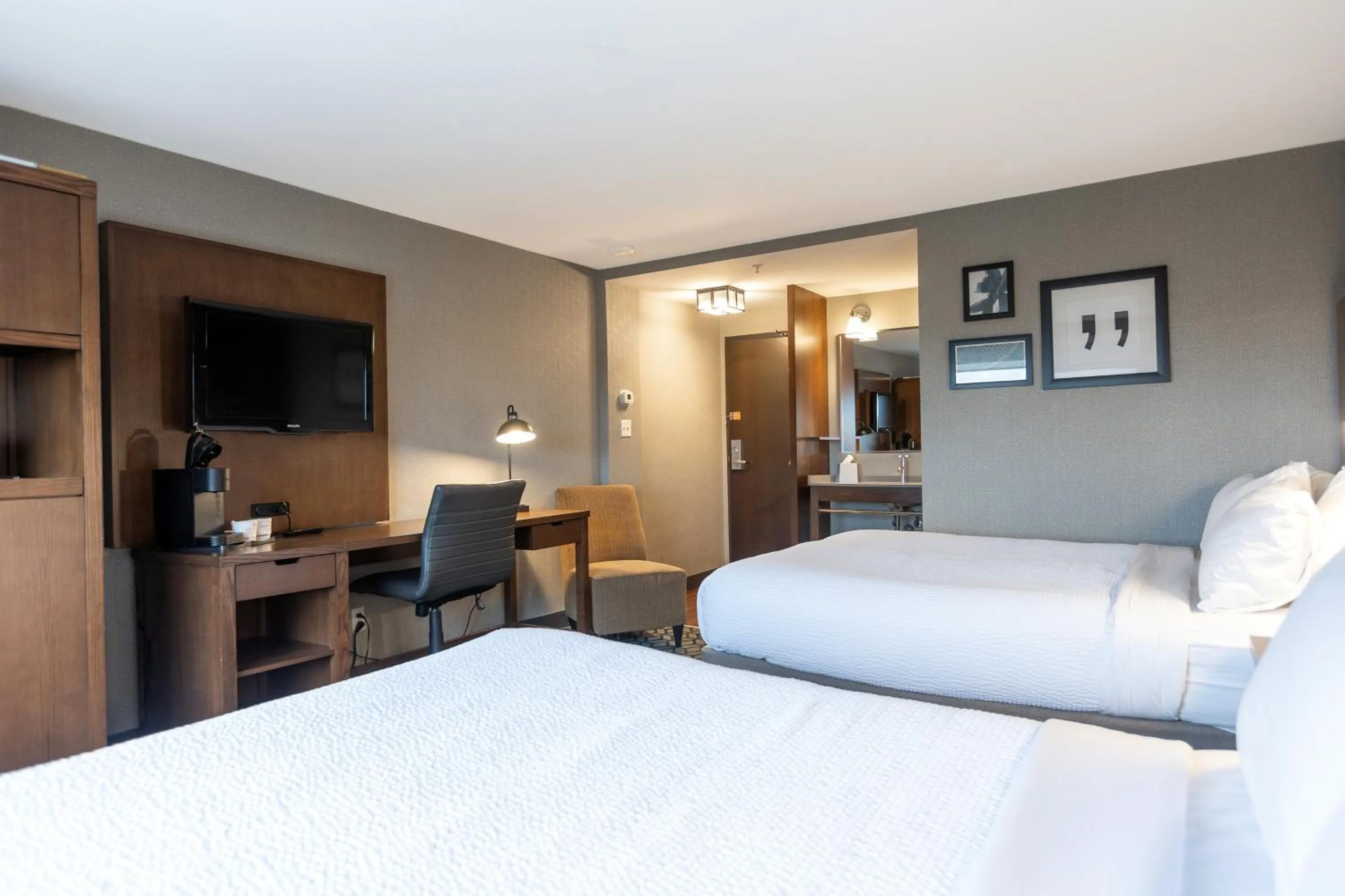 Photo of the whole room, Bed in Niagara Riverside Resort; BW Premier Collection