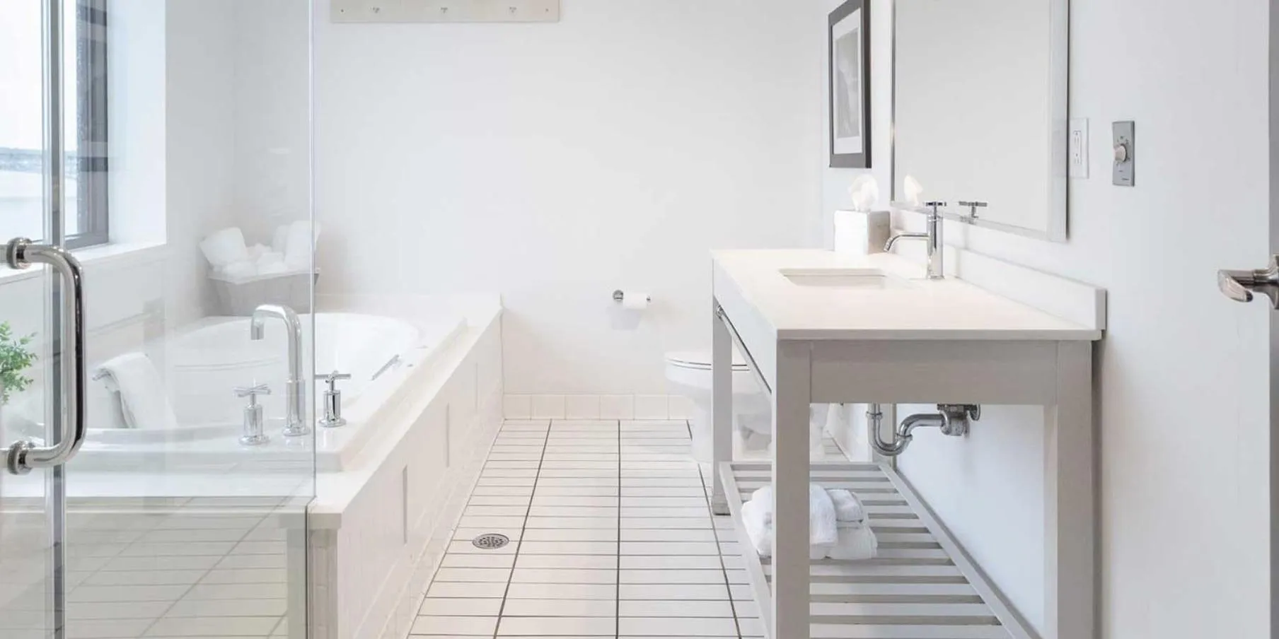 Bathroom in Niagara Riverside Resort; BW Premier Collection